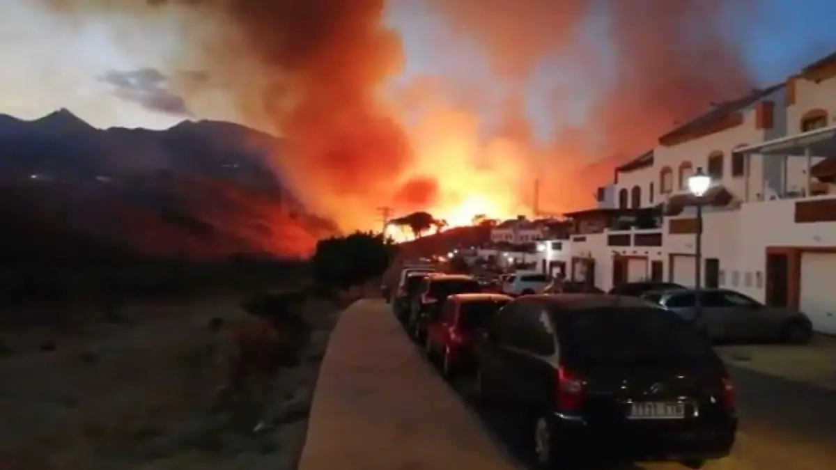 Aufnahmen zeigen die Flammen gefährlich nah an den Wohnhäusern in Marbella, Spanien.