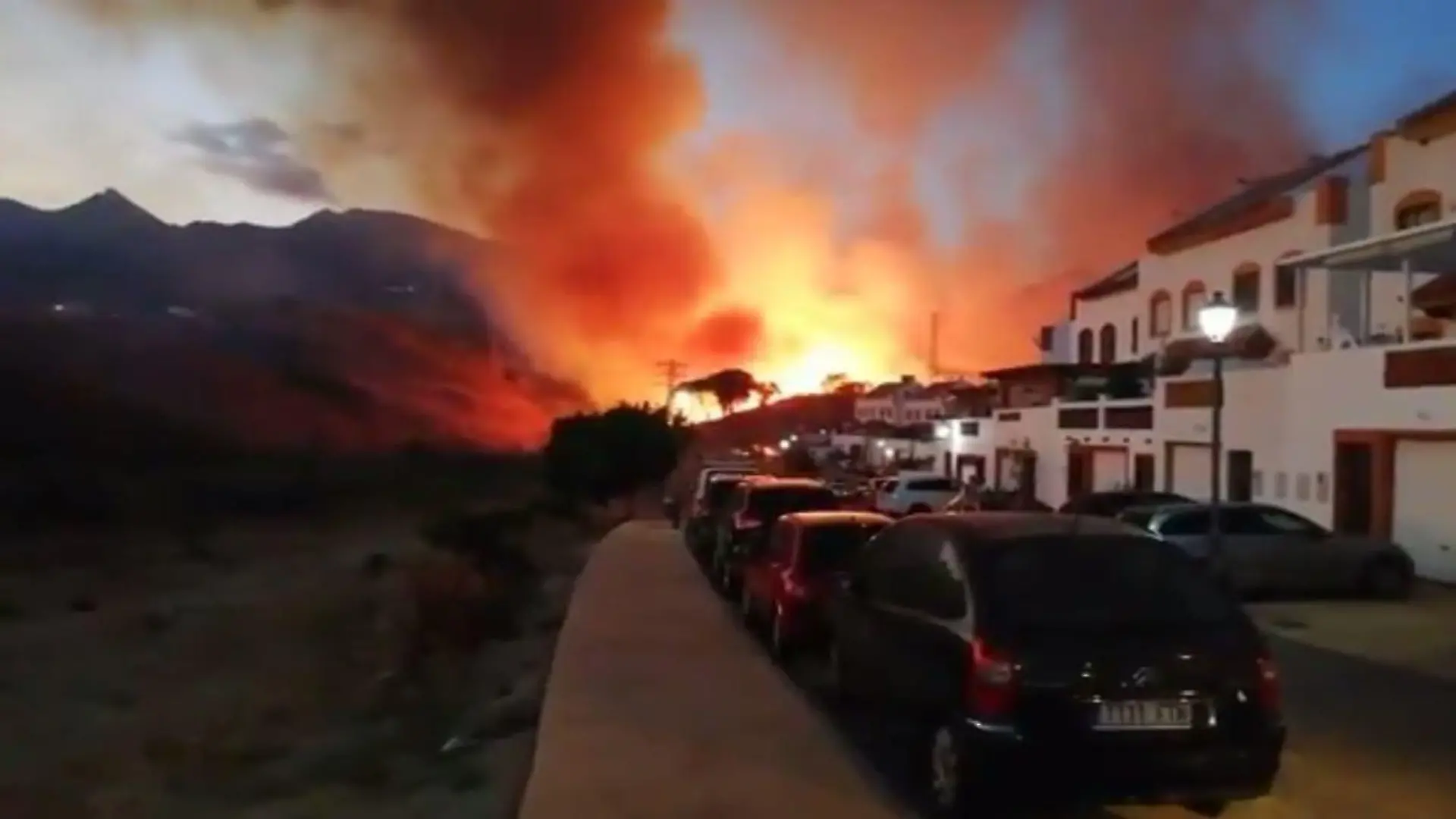Aufnahmen zeigen die Flammen gefährlich nah an den Wohnhäusern in Marbella, Spanien.
