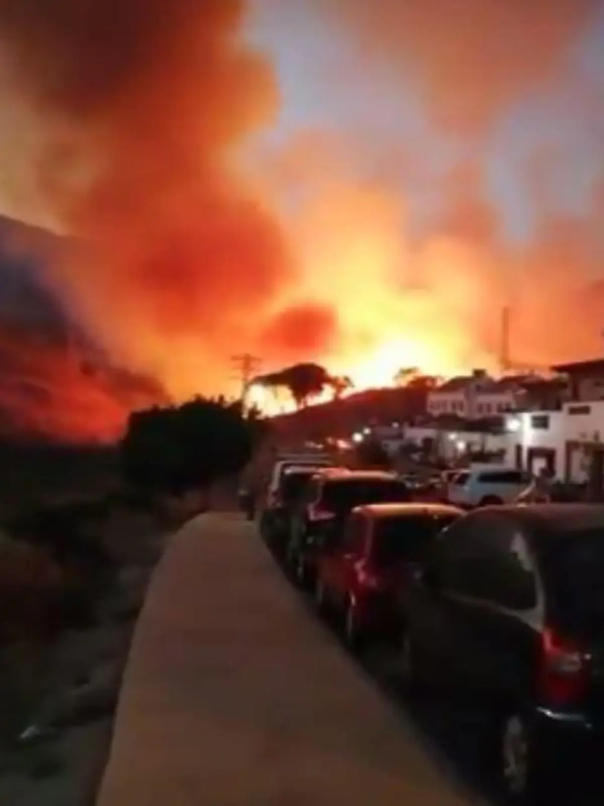 Aufnahmen zeigen die Flammen gefährlich nah an den Wohnhäusern in Marbella, Spanien.
