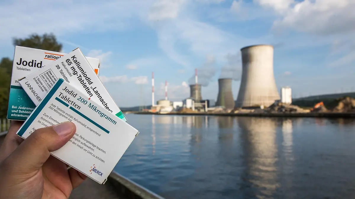 Jodtabletten Im Hintergrund das Atomkraftwerk Tihange in Huy Atomkraftwerk Tihange  
