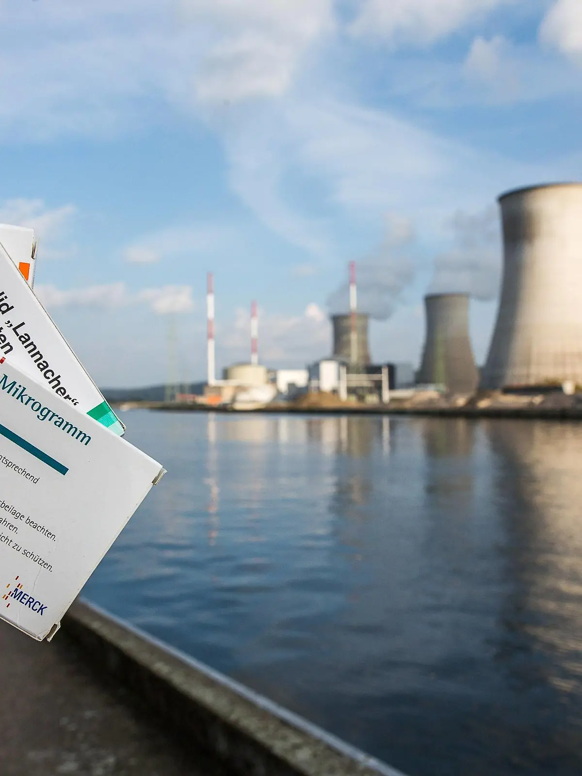 Jodtabletten Im Hintergrund das Atomkraftwerk Tihange in Huy Atomkraftwerk Tihange  