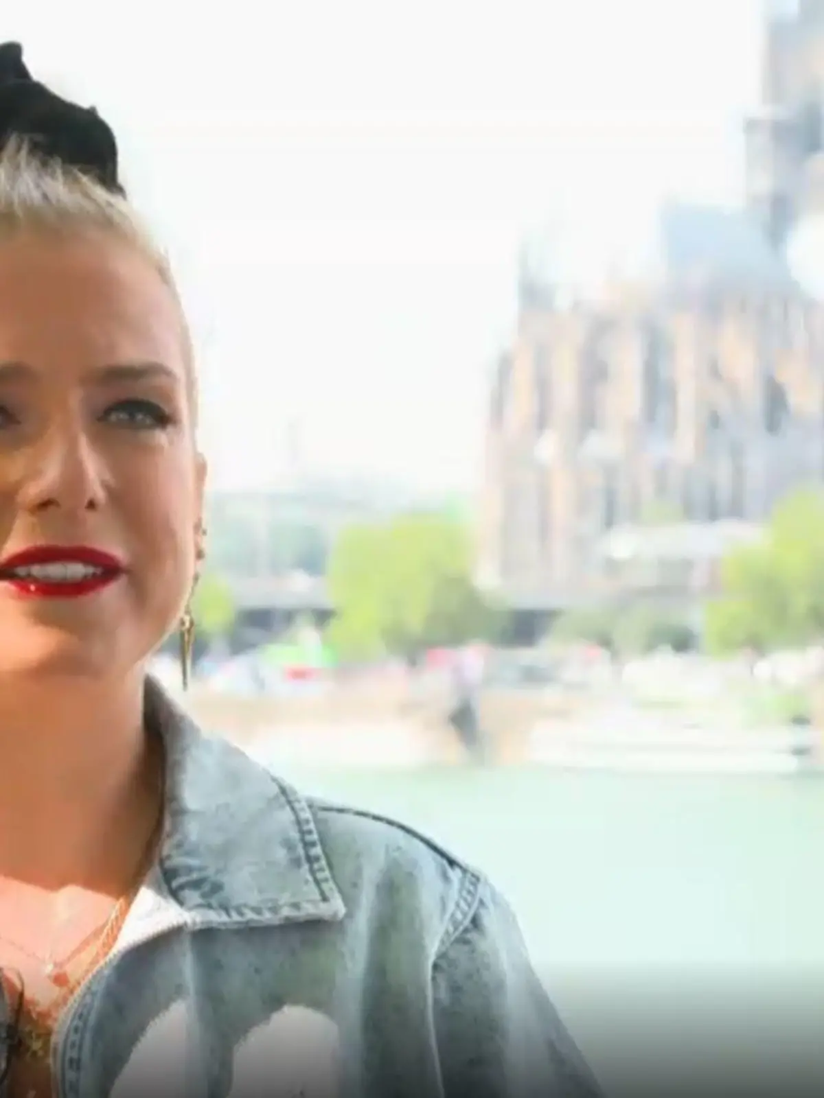 Jeanette Biedermann meldet sich mit neuer Musik zurück. Darin verarbeitet sie unter anderem den Tod ihres Vaters.