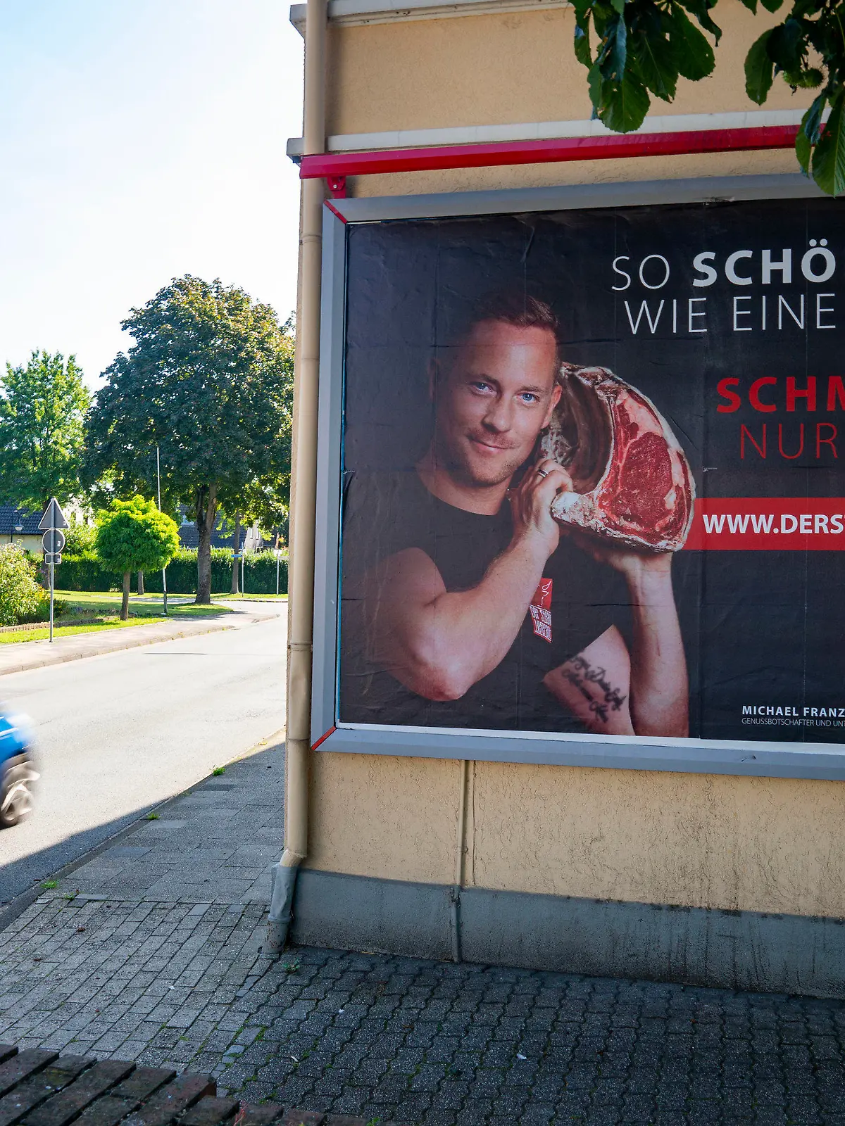 22.08.2019, Nordrhein-Westfalen, Rheurdt-Schaephuisen: «So schön wie eine Frau. Schmeckt nur anders.» steht auf einem Werbeplakat für das Unternehmen Der Steaklieferant. Diese Werbung eines Fleischgroßhändlers ist mit dem Sexismus-Vorwurf als Beschwerde beim Deutschen Werbe-Rat gelandet. Die Rechte an dem Plakat liegen bei Der Steaklieferant, also beim Unternehmen, sagte ein Sprecher. Der Inhaber Michael Franz habe das Plakat in Eigenregie entwickelt. Foto: Arnulf Stoffel/dpa - ACHTUNG: Nur zur redaktionellen Verwendung im Zusammenhang mit der aktuellen Berichterstattung über das Plakat und nur mit vollständiger Nennung des vorstehenden Credits +++ dpa-Bildfunk +++