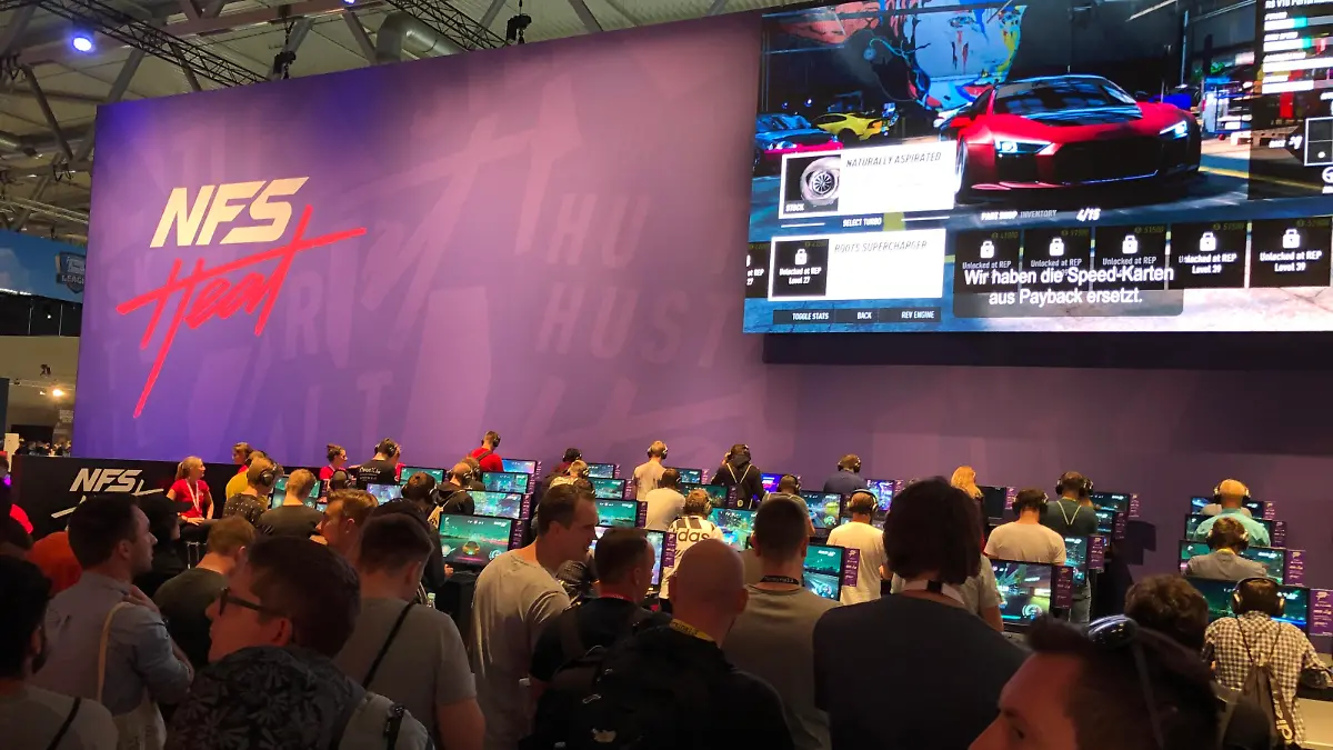 Der Messestand von "Need for Speed Heat".