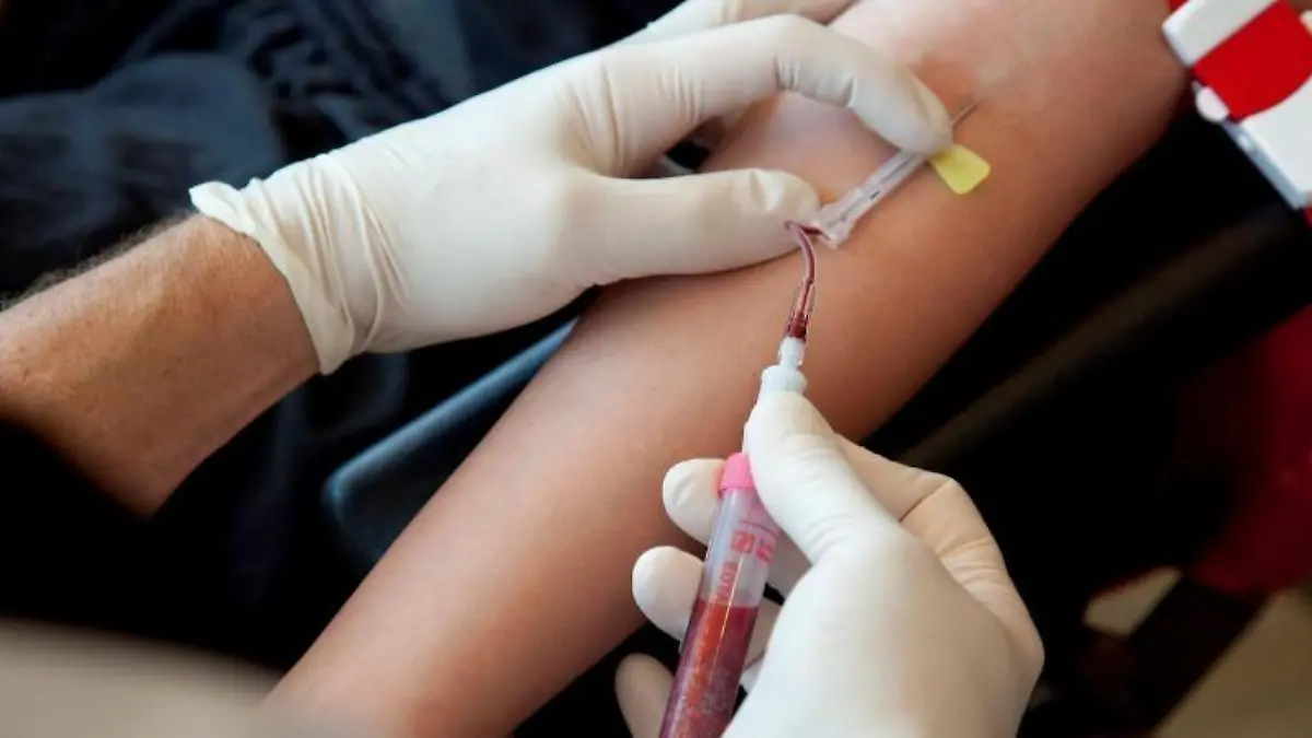 Nach dem Blutabnehmen gilt: Fest auf die Einstichstelle drücken - so vermeidet man einen blauen Fleck. Außerdem sollte man dem Arm an dem Tag Ruhe gönnen. Foto: Kai Remmers