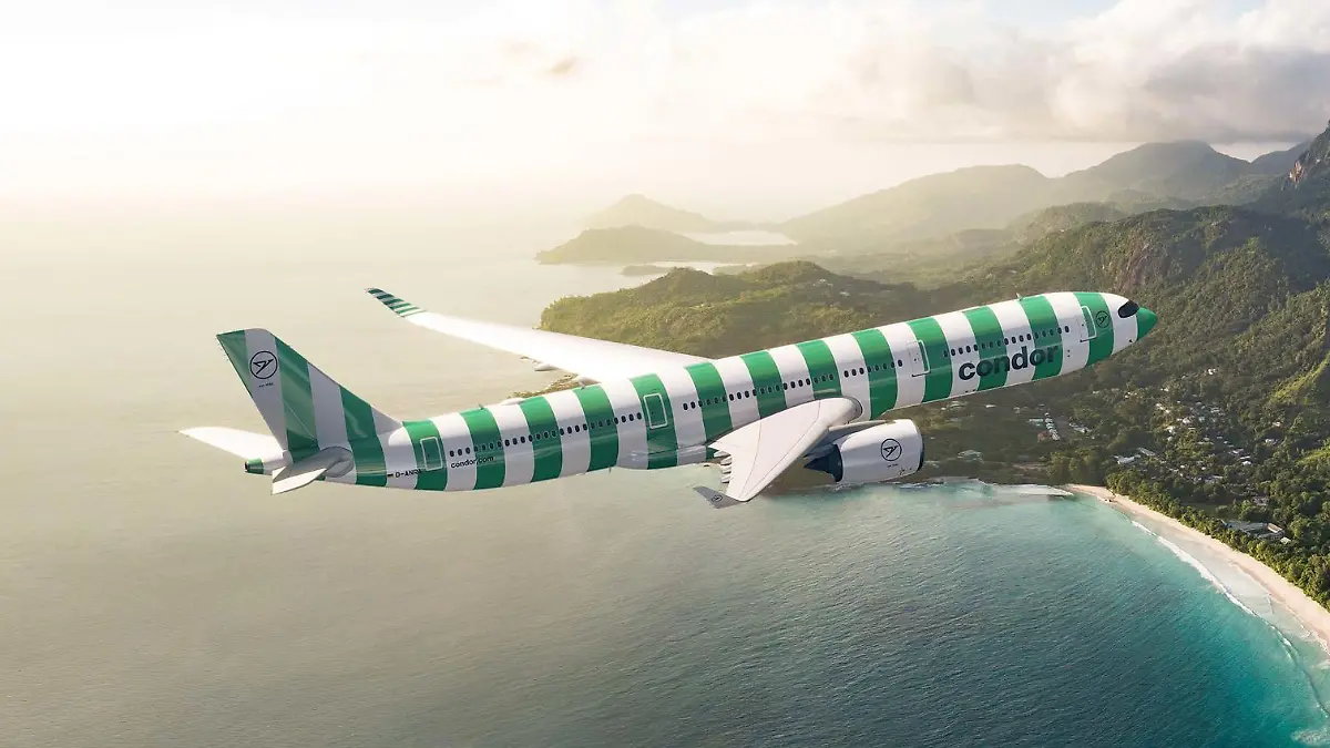 Ein Flugzeug vom Typ Airbus 330neo der Fluggesellschaft Condor fliegt über die Seychellen.