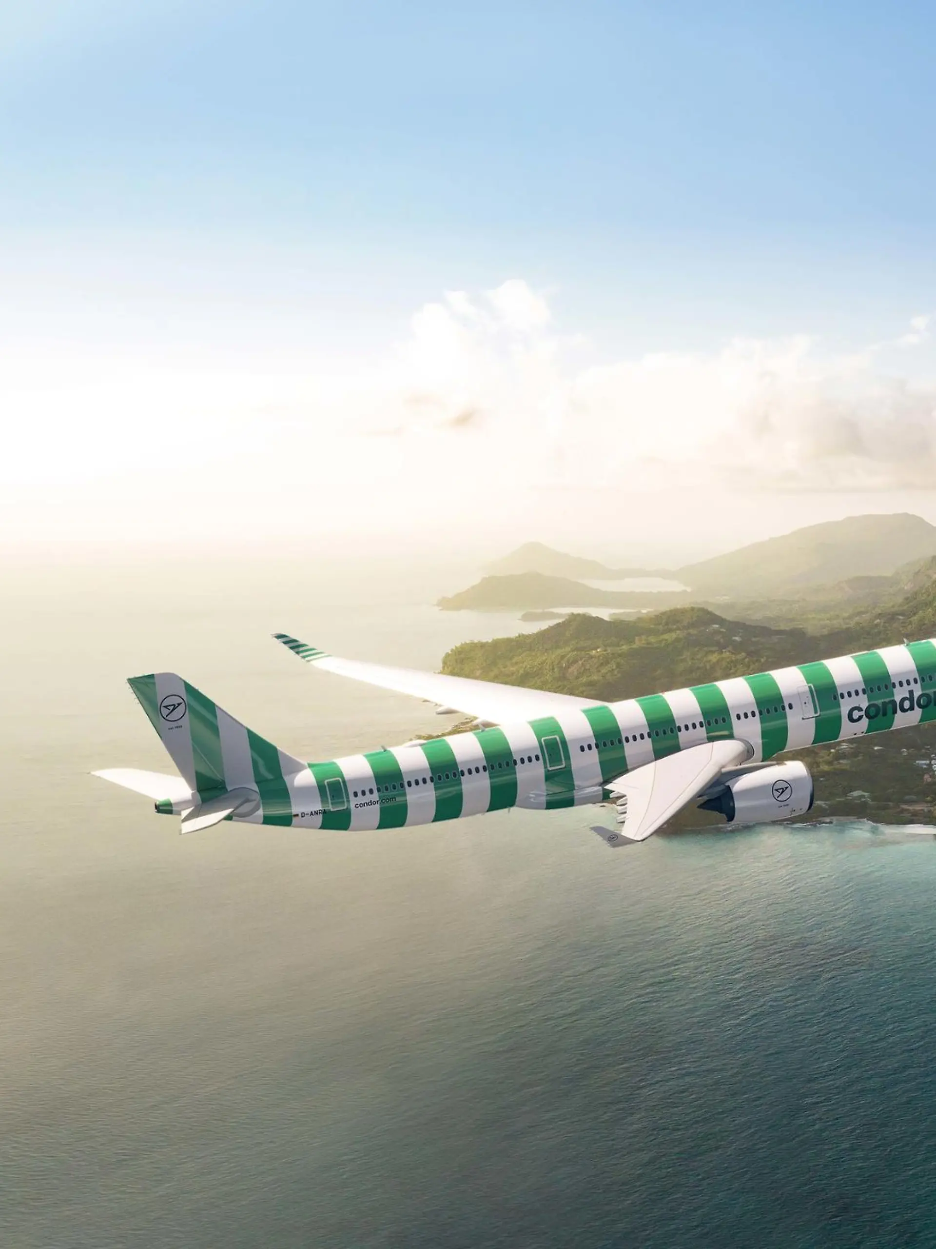 Ein Flugzeug vom Typ Airbus 330neo der Fluggesellschaft Condor fliegt über die Seychellen.