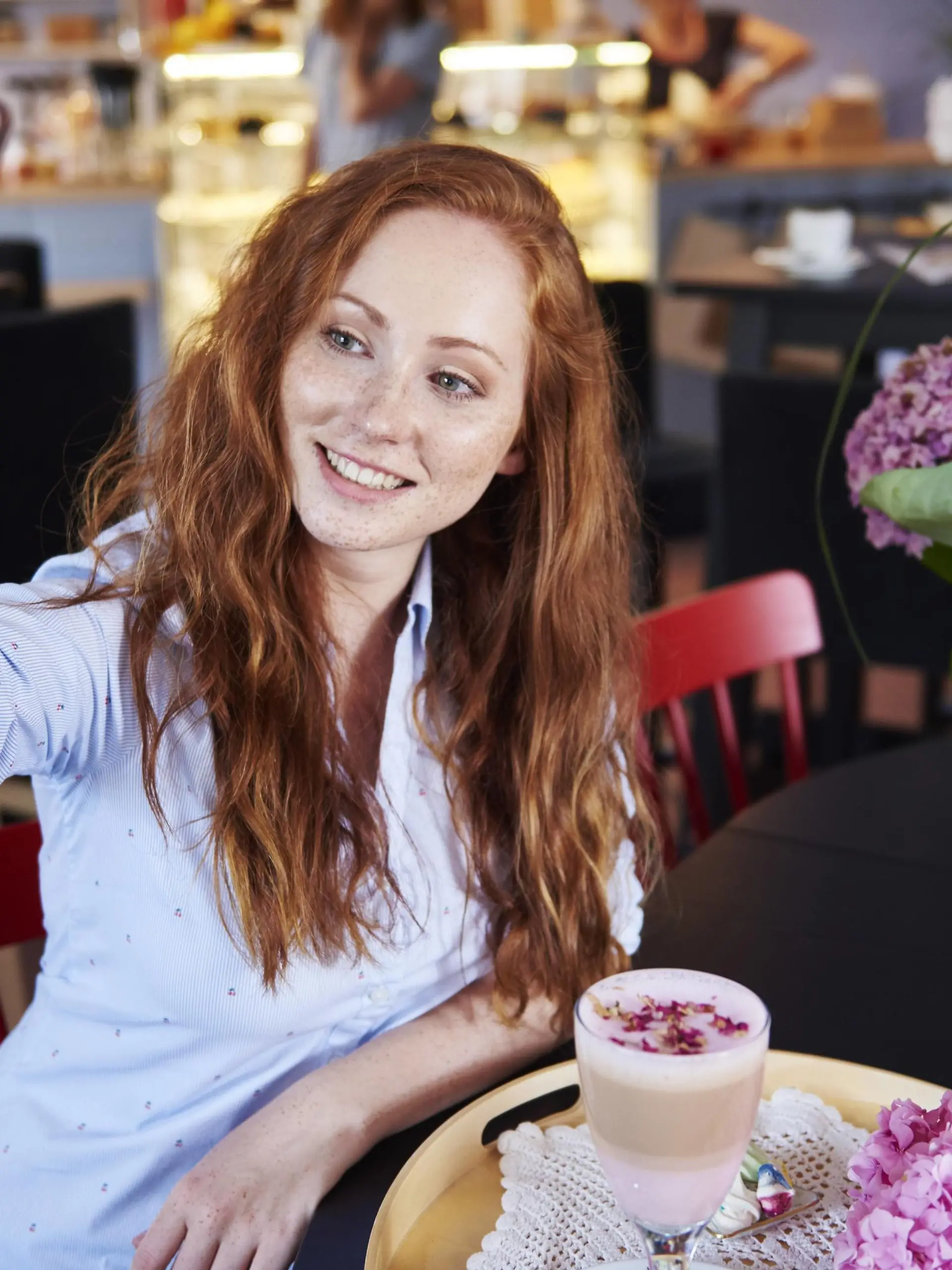 Smiling young woman taking a selfie in a cafe model released Symbolfoto property released PUBLICATIONxINxGERxSUIxAUTxHUNxONLY ABIF00878  