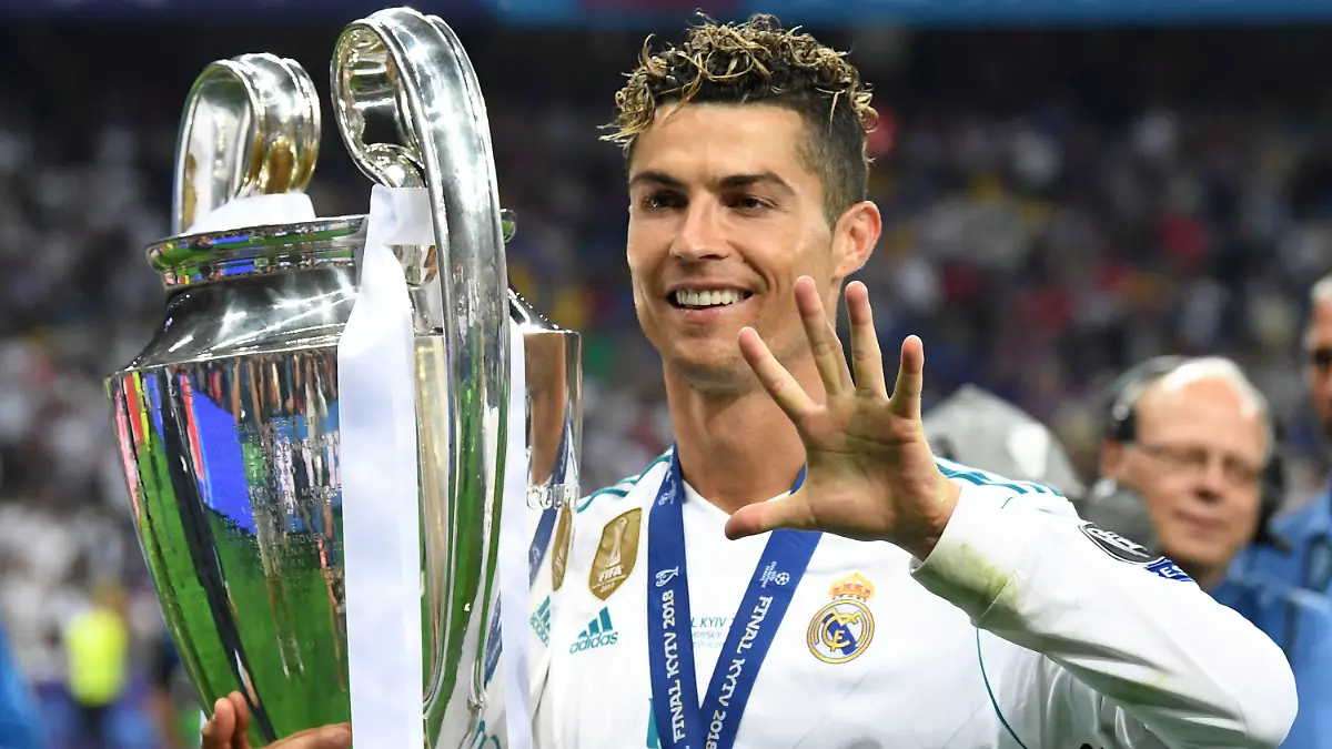 ARCHIV - 26.05.2018, Ukraine, Kiew: Fußball: Champions League, Real Madrid - FC Liverpool, K.o.-Runde, Finale im Olimpiyskiy National Sports Complex. Madrids Cristiano Ronaldo jubelt mit dem Champions League Pokal und zeigt eine Fünf an. (zu dpa "«Unkontrollierbares Fieber»: Was Ronaldo für Italien bedeuten würde" am 06.07.2018) Foto: Ina Fassbender/dpa +++ dpa-Bildfunk +++