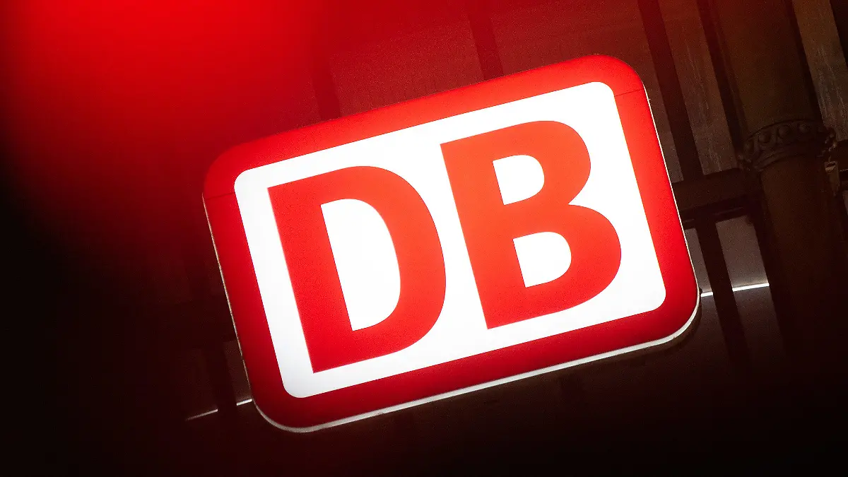 28.02.2023, Hessen, Frankfurt/Main: Das Logo der Deutschen Bahn leuchtet am Hauptbahnhof hinter einer Ampel. In Fulda findet am 28. Februar der Auftakt der Tarifverhandlungen zwischen der Gewerkschaft EVG und der Deutsche Bahn AG sowie weiteren rund 50 Bahnunternehmen statt. Foto: Sebastian Gollnow/dpa +++ dpa-Bildfunk +++