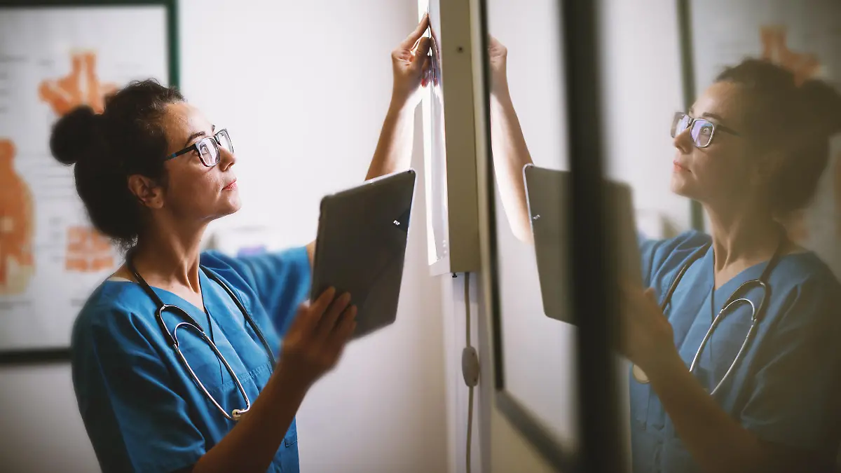 Krankenschwester arbeitet in der Nacht