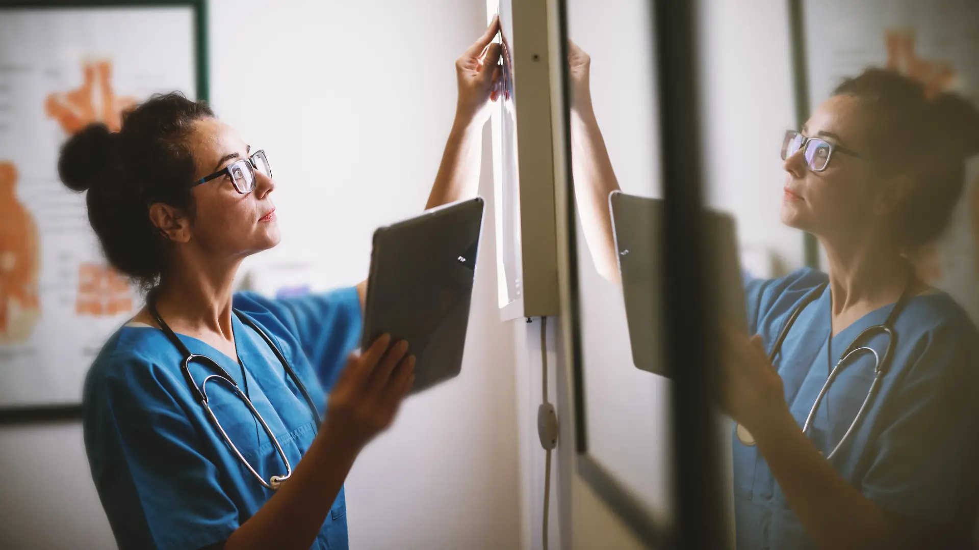 Krankenschwester arbeitet in der Nacht
