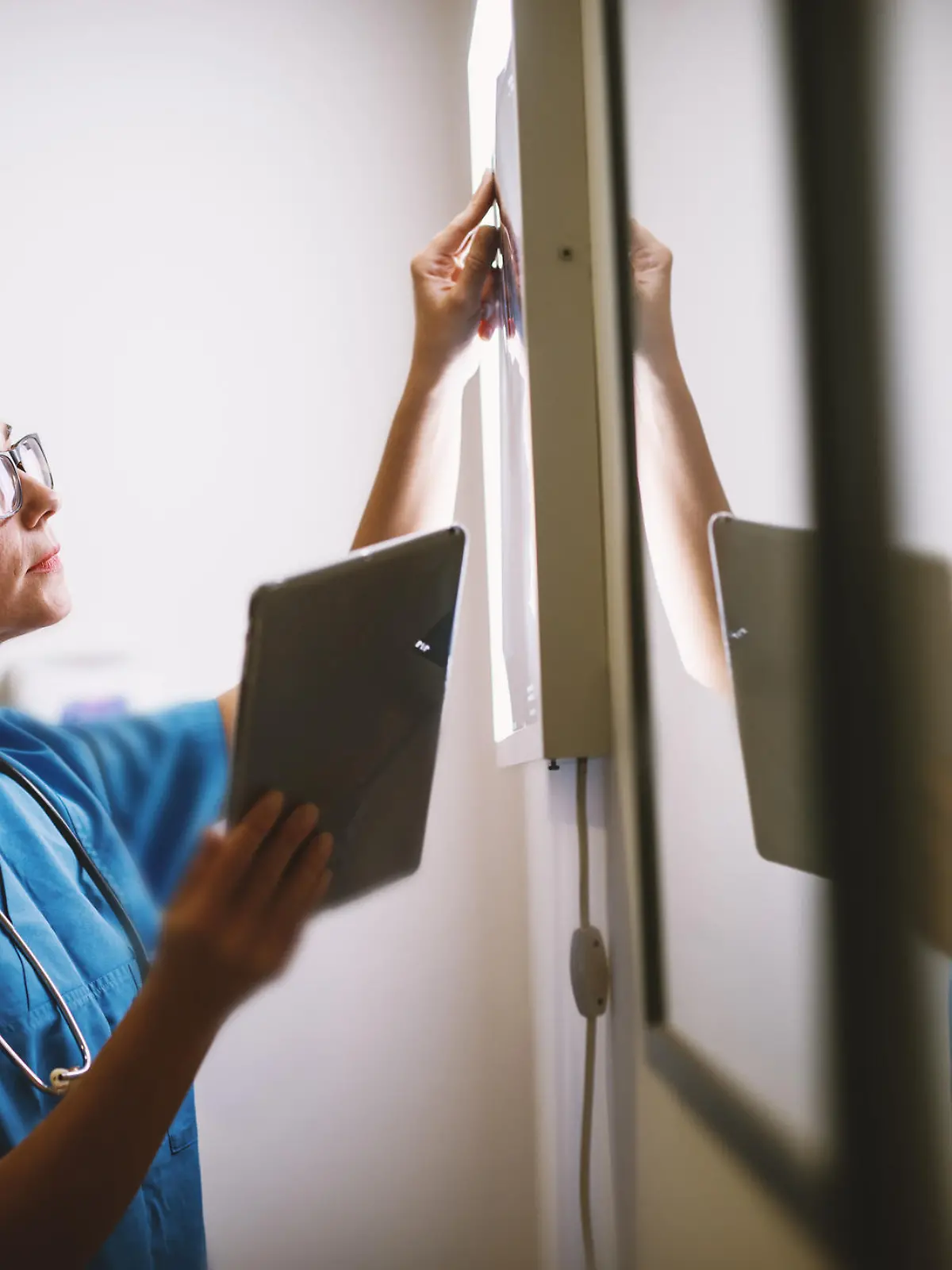 Krankenschwester arbeitet in der Nacht