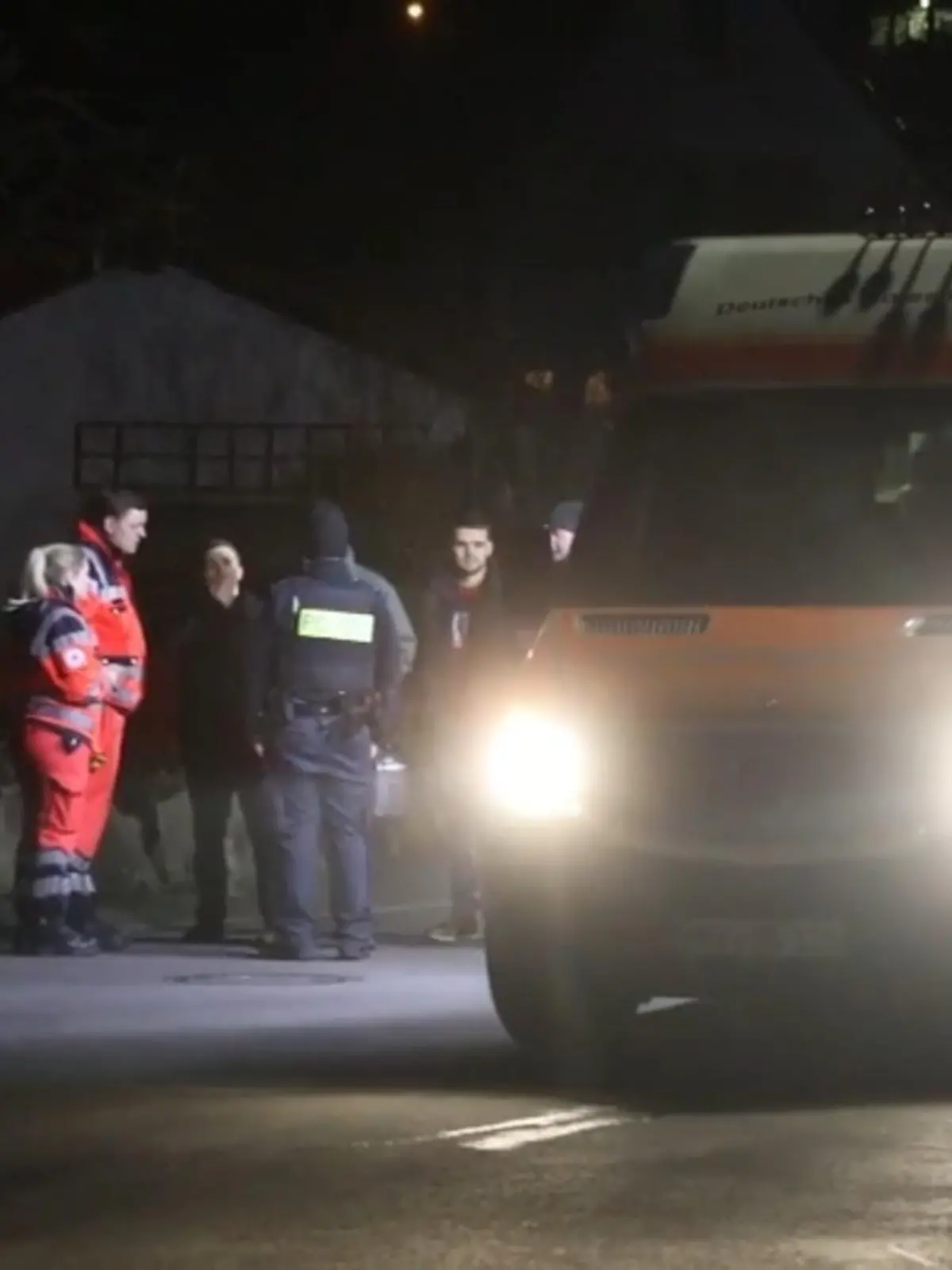 Am Mittwochabend wurde eine 37-Jährige im hessischen Neukirchen tödlich verletzt. Die Polizei wurde gegen 18.15 Uhr alarmiert – vor Ort konnten die Beamten nur noch die stark blutende und leblose Frau vorfinden.