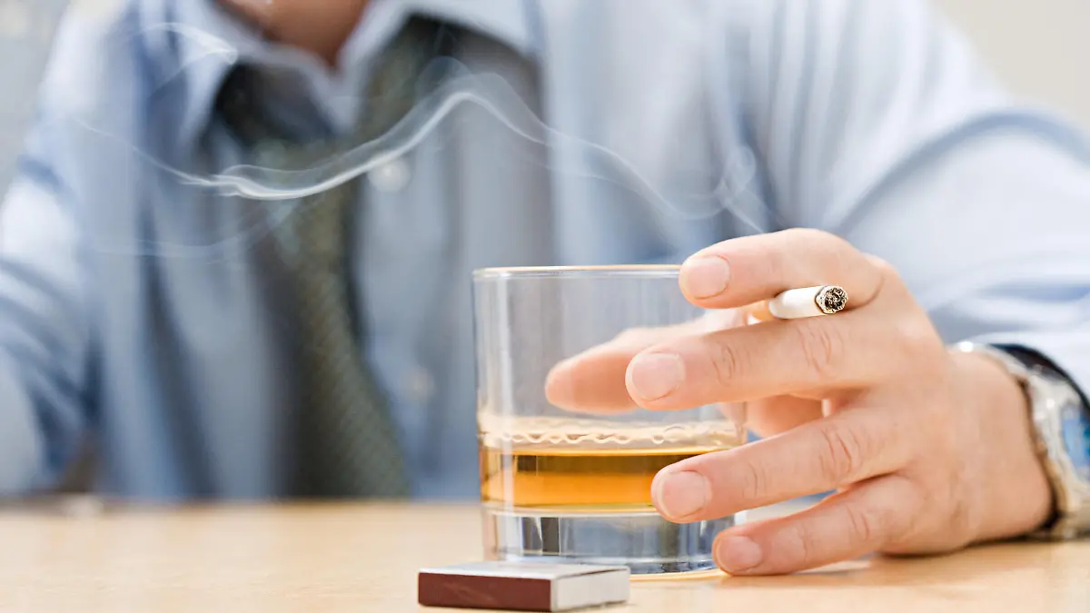 Mann mit Whisky und Zigarette