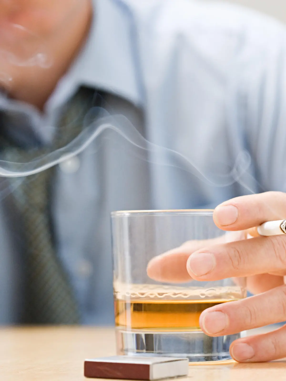Mann mit Whisky und Zigarette