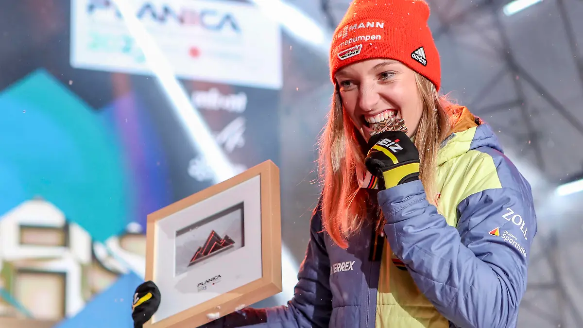 NORDIC SKIING - FIS Nordic WC Planica 2023 KRANJSKA GORA,SLOVENIA,01.MAR.23 - NORDIC SKIING, Ski jumping, Skispringen, Ski, nordisch - FIS Nordic World Ski Championships, large hill, ladies, medal plaza, award ceremony. Image shows Katharina Althaus GER. Keywords: medal. PUBLICATIONxNOTxINxAUTxSUIxSWE GEPAxpictures/xPatrickxSteiner