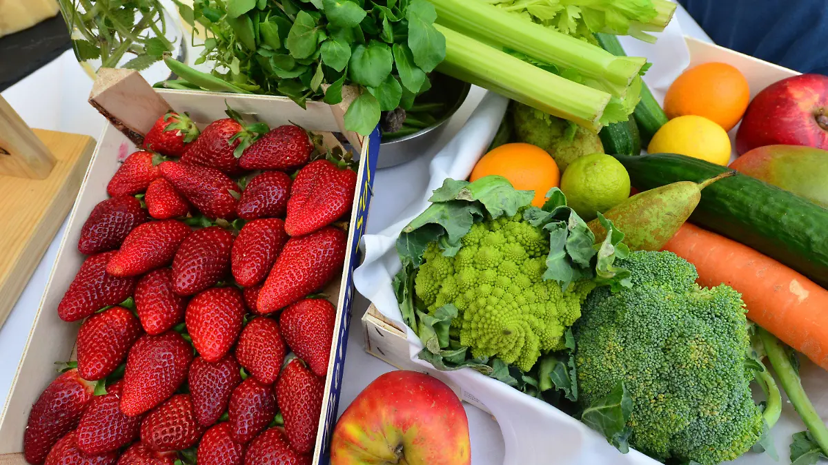 ARCHIV - 17.04.2015, Thüringen, Erfurt: Frisches Obst und Gemüse liegen in einer Küche bereit. (zu dpa-Korr "Warum Hitze im Urlaub angenehm ist und zu Hause nicht" vom 29.07.2018) Foto: Martin Schutt/dpa-Zentralbild/dpa +++ dpa-Bildfunk +++