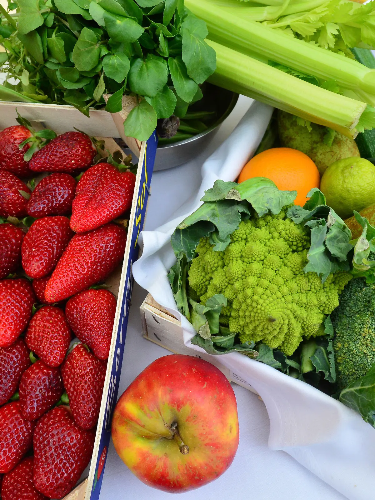 ARCHIV - 17.04.2015, Thüringen, Erfurt: Frisches Obst und Gemüse liegen in einer Küche bereit. (zu dpa-Korr "Warum Hitze im Urlaub angenehm ist und zu Hause nicht" vom 29.07.2018) Foto: Martin Schutt/dpa-Zentralbild/dpa +++ dpa-Bildfunk +++