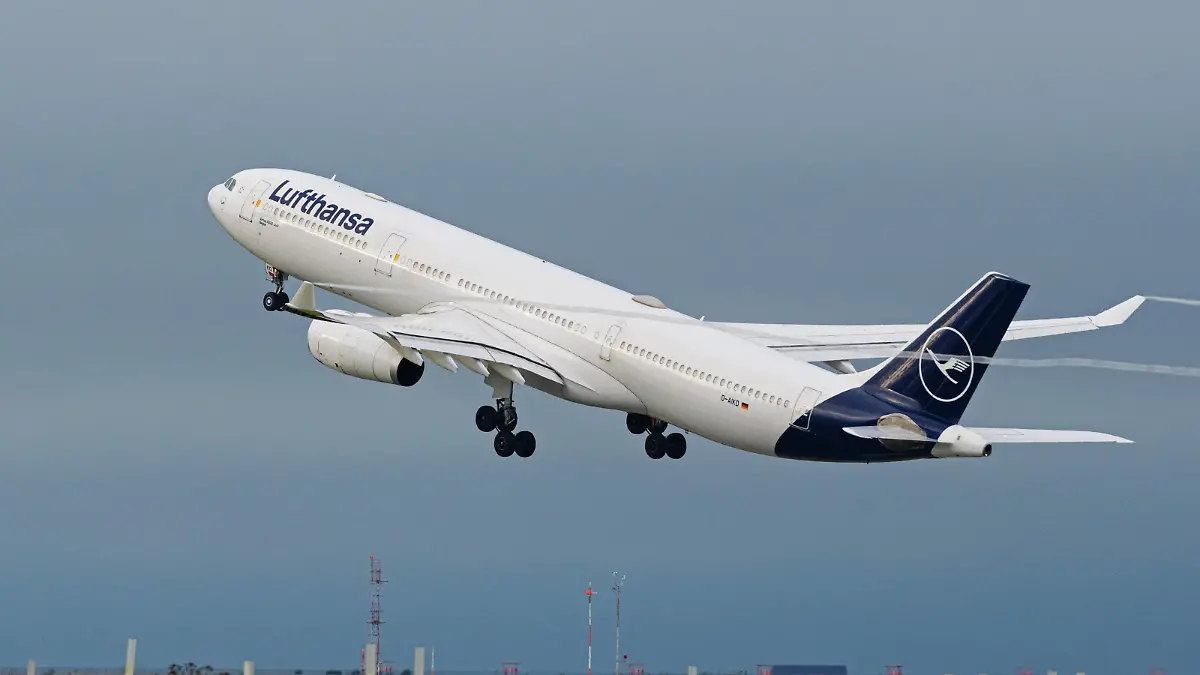  October 16, 2020, Richmond, British Columbia, Canada: A Lufthansa Airbus A330-300 jet D-AIKD takes off from Vancouver International Airport. Richmond Canada - ZUMAs202 20201016_zap_s202_009 Copyright: xBaynexStanleyx
