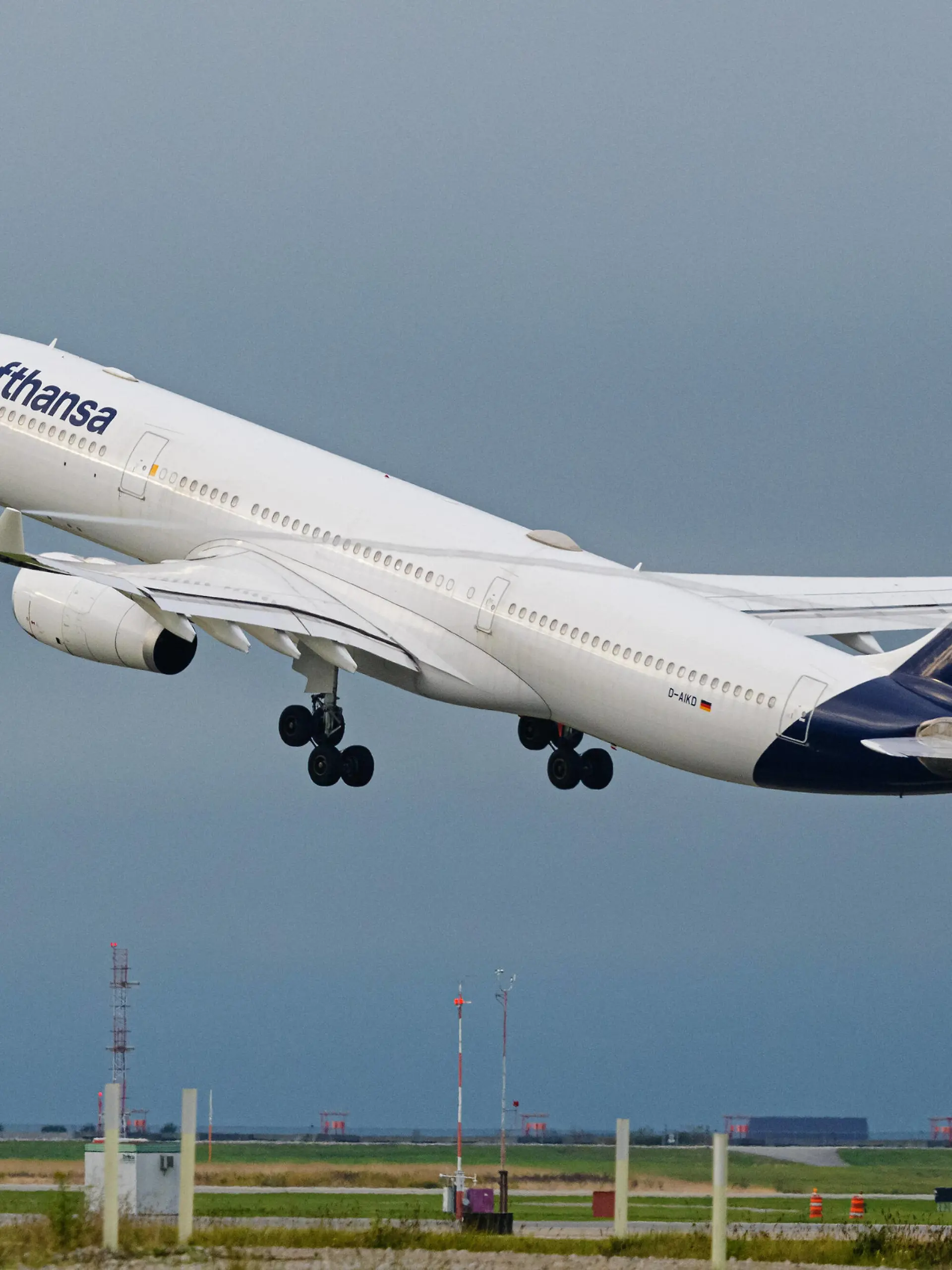  October 16, 2020, Richmond, British Columbia, Canada: A Lufthansa Airbus A330-300 jet D-AIKD takes off from Vancouver International Airport. Richmond Canada - ZUMAs202 20201016_zap_s202_009 Copyright: xBaynexStanleyx