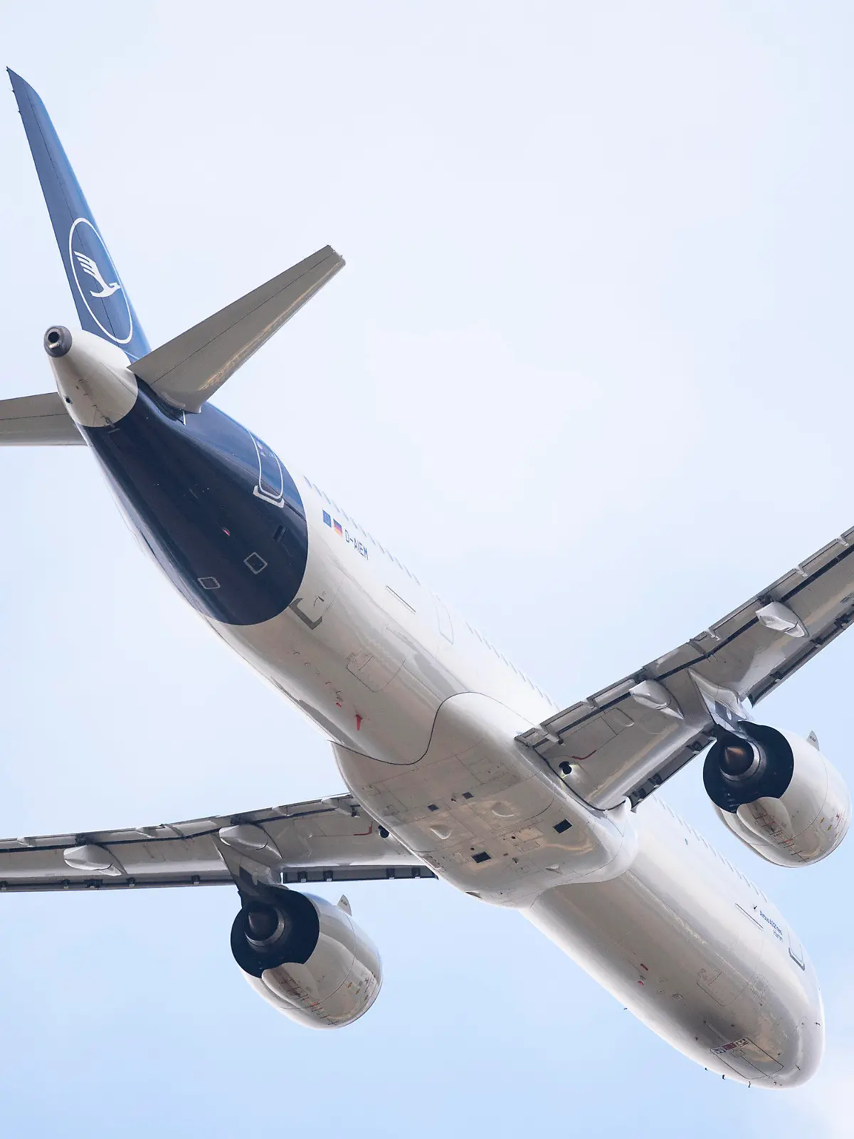 ARCHIV - 01.08.2022, Brandenburg, Schönefeld: Ein Flugzeug der Fluggesellschaft Lufthansa startet am Flughafen Berlin Brandenburg (BER). Die Lufthansa will ihren Kunden bereits im Buchungsprozess umweltschonendere Tickets anbieten. (zu dpa «Lufthansa bietet «grüne» Flugtickets für Privatkunden und Firmen») Foto: Christophe Gateau/dpa +++ dpa-Bildfunk +++