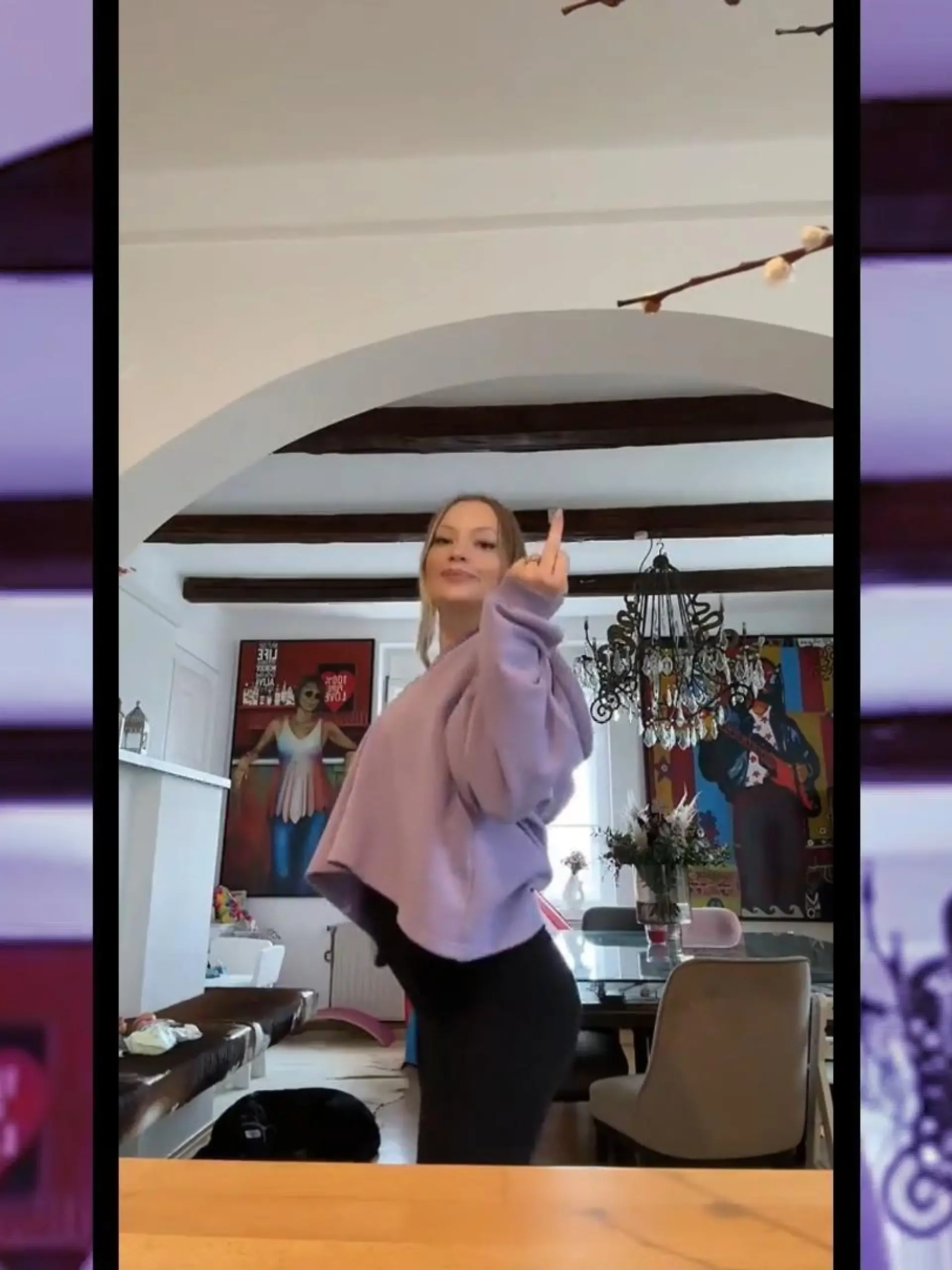 Cheyenne Ochsenknecht sendet einen "Stinkefinger"-Gruß. Ist Bruder Jimi Blue der Adressat?