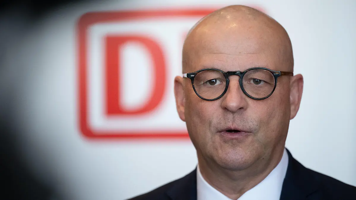 28.02.2023, Hessen, Fulda: Martin Seiler, Vorstand Personal und Recht der Deutschen Bahn, spricht vor der ersten Runde der Tarifverhandlungen zwischen der Gewerkschaft EVG und der Deutsche Bahn AG. Darüber hinaus finden auch noch Verhandlungen mit weiteren rund 50 Bahnunternehmen statt. Foto: Sebastian Gollnow/dpa +++ dpa-Bildfunk +++