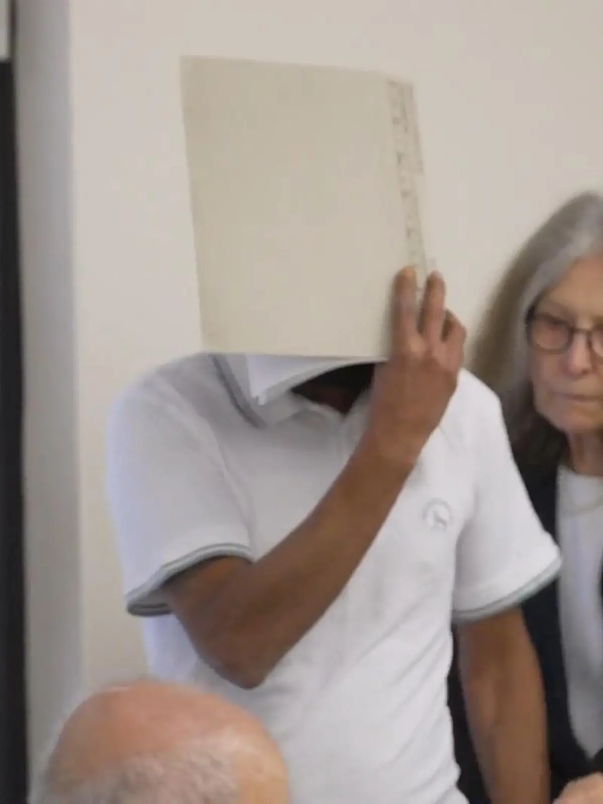 Bild zu: "Mann soll Brände gelegt und Menschen mit Machete bedroht haben"