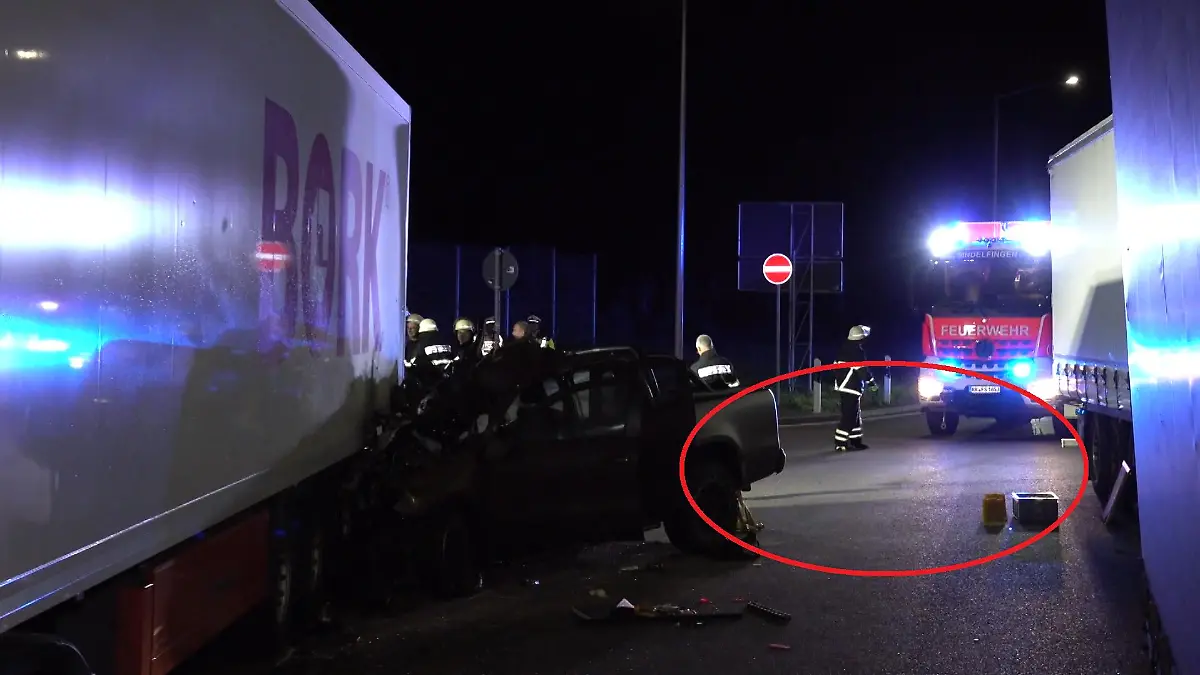 Das völlig zerstörte Wrack von Ingo Kantoreks Mercedes. Am Unfallort sind keine Bremsspuren zu erkennen.