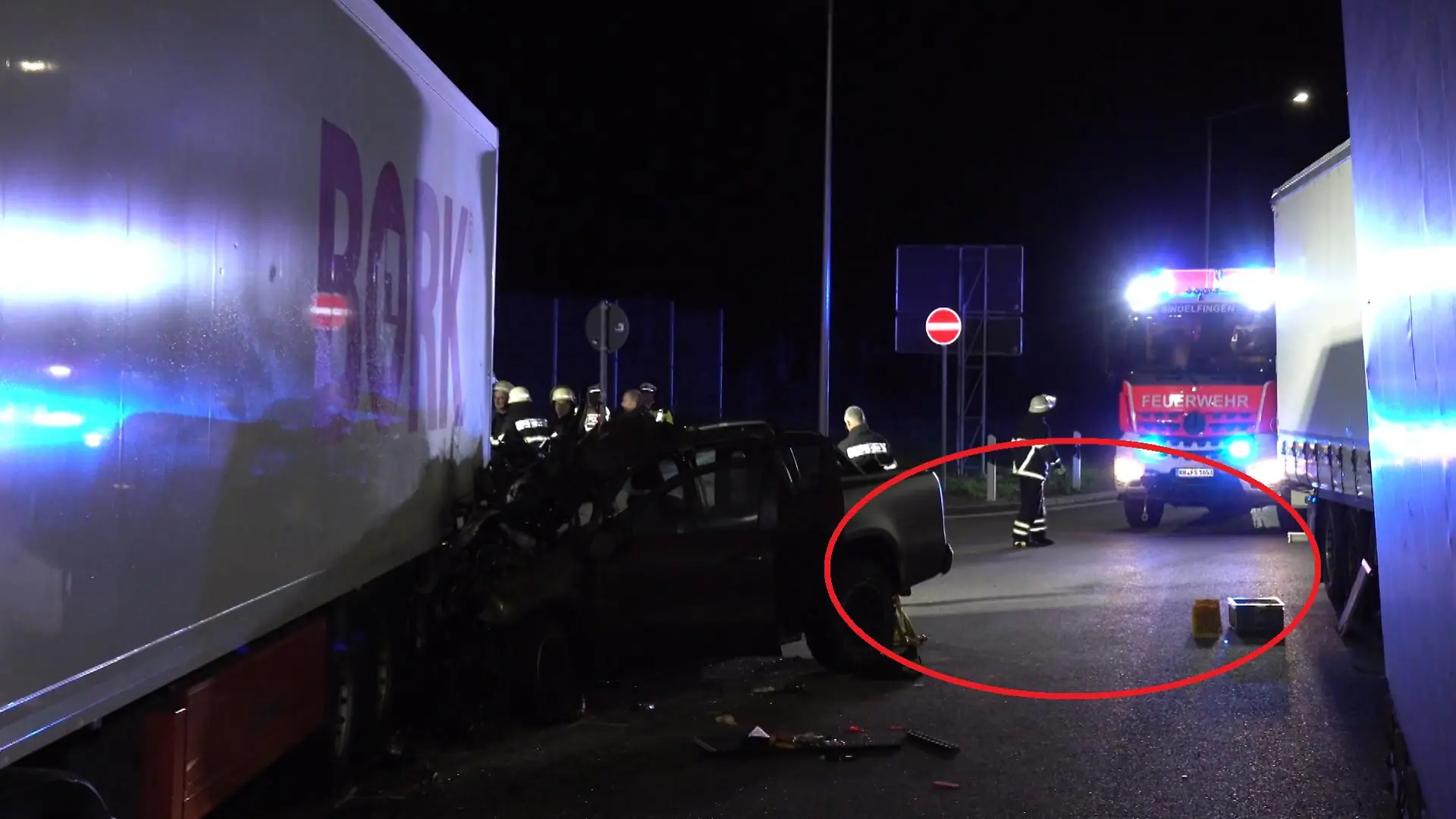 Das völlig zerstörte Wrack von Ingo Kantoreks Mercedes. Am Unfallort sind keine Bremsspuren zu erkennen.