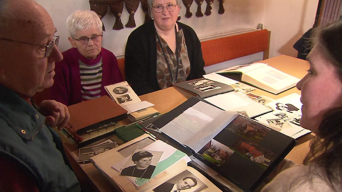 Neben den Texten wird auch in alten Fotoalben nach passenden Bilder für die eigene Biographie gesucht.