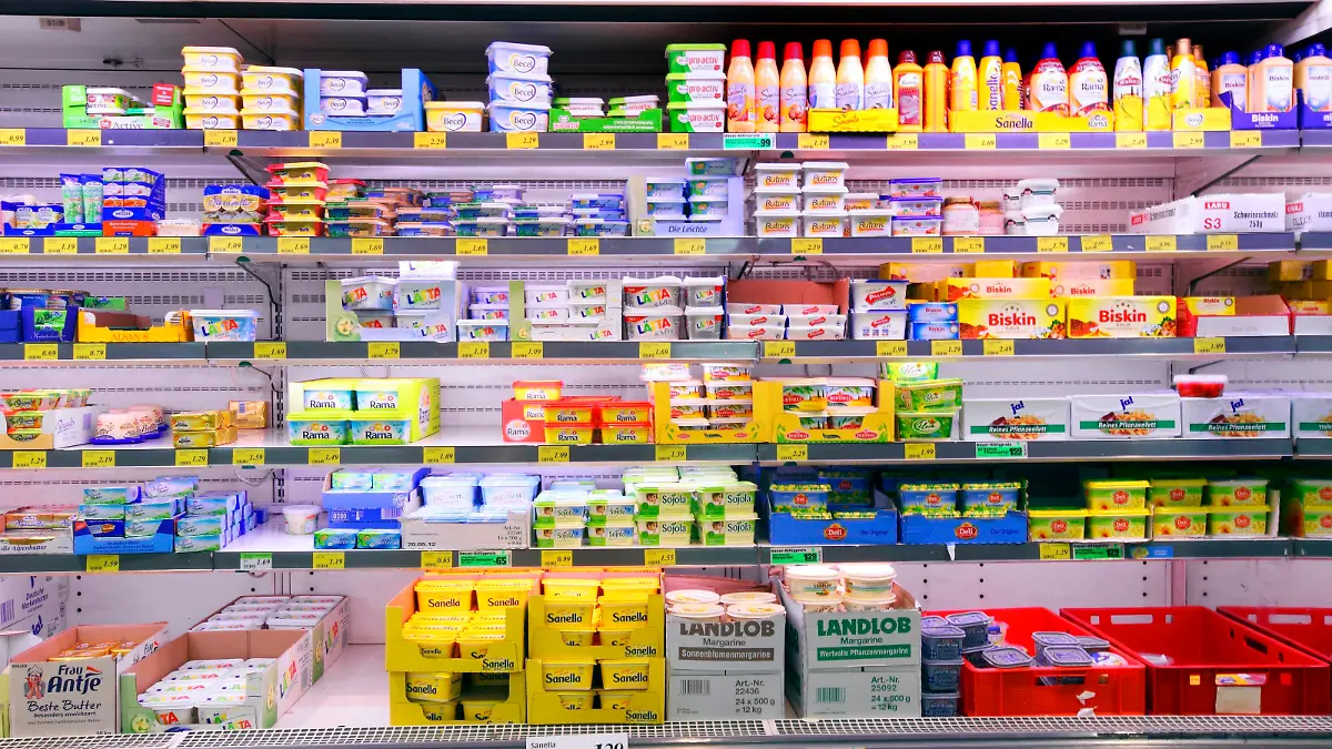 Lebensmittelabteilung, Kühlregal mit Butter, Margarine, Bratenfett, Selbstbedienung, Lebensmittelabteilung, Supermarkt, Deutschland, Europa