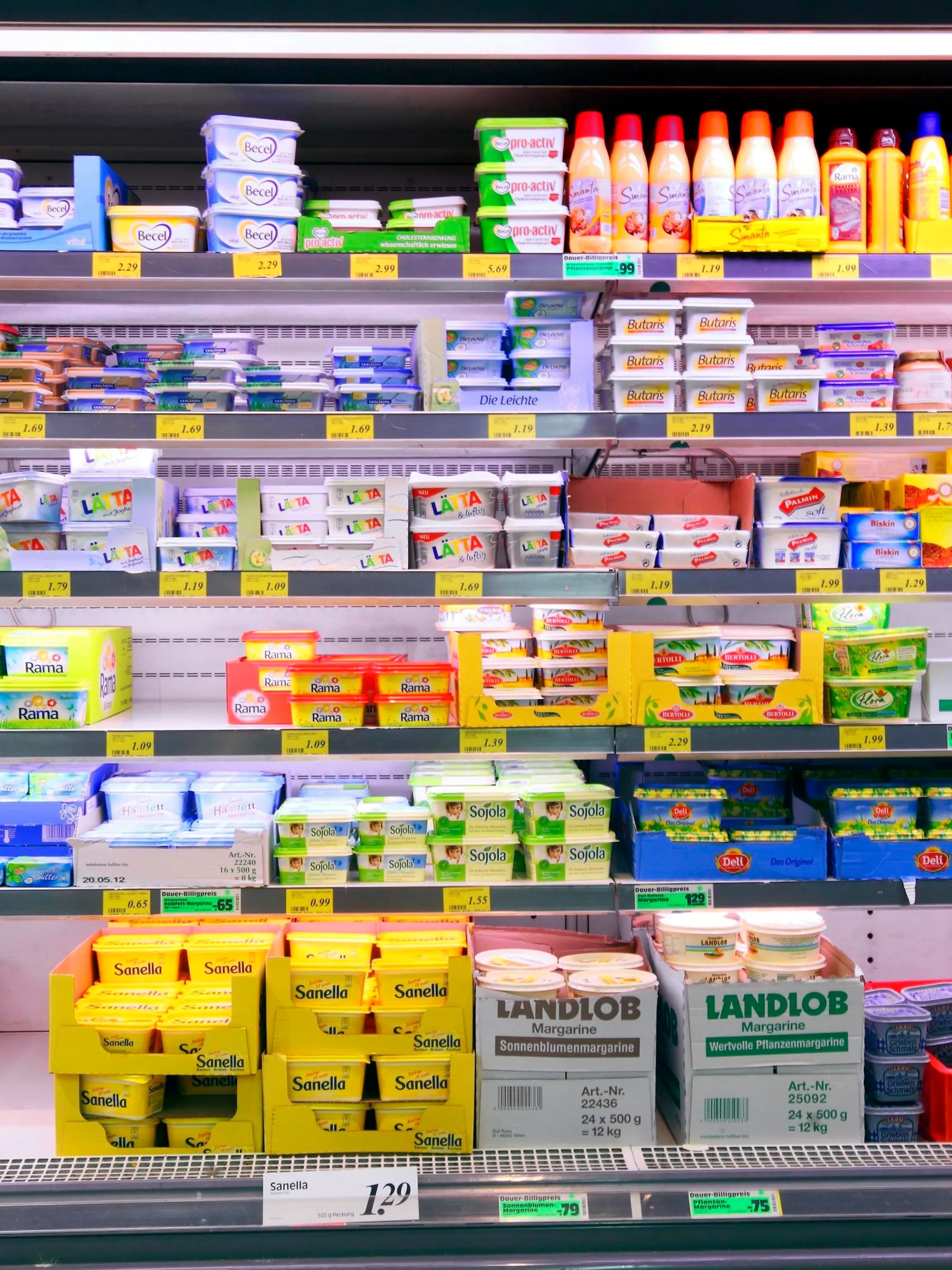 Lebensmittelabteilung, Kühlregal mit Butter, Margarine, Bratenfett, Selbstbedienung, Lebensmittelabteilung, Supermarkt, Deutschland, Europa