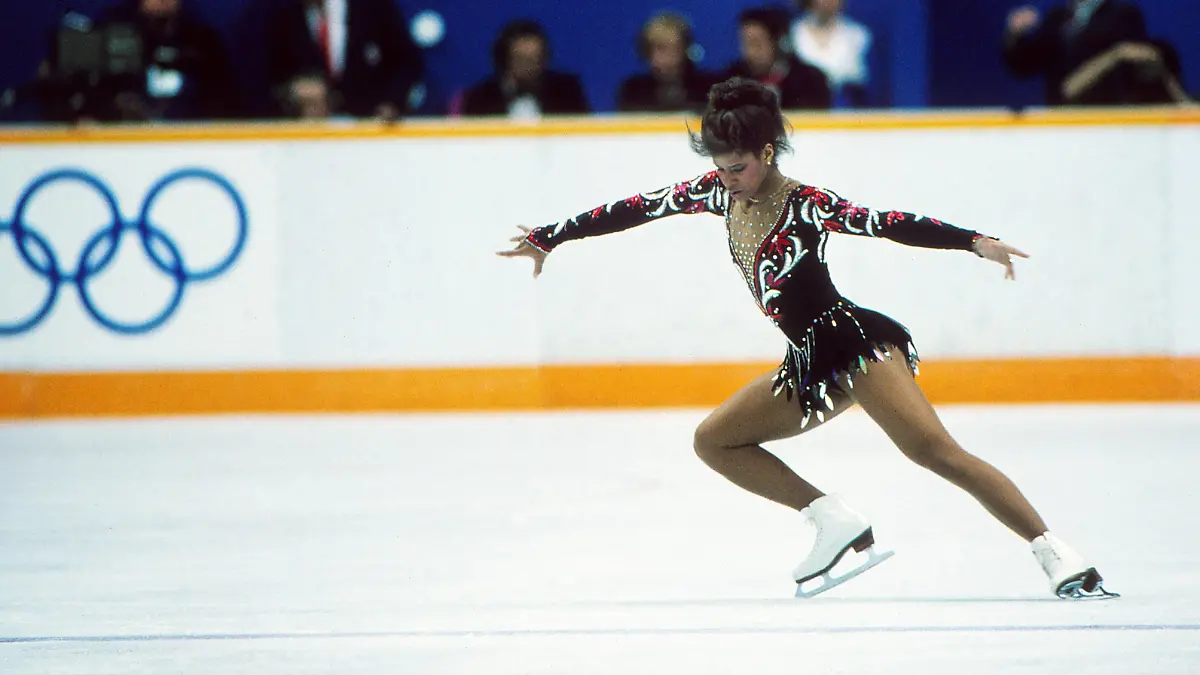 Figure skating Eiskunstlauf - 1988 Calgary Winter Olympics - Women s Singles The USA s bronze medal winner Debi Thomas during the final free program at the Olympic Saddledome, Canada. 27/02/1988 The two clear favourites for the gold medal were Thomas and East Germany s Katarina Witt. Both skated their long programs to the music of Bizet s opera Carmen, the media consequently dubbing the showdown The Battle of the Carmens . Thomas was leading going into the final free program but performed disappointingly to finish third, while Witt took the gold. In 1986 Thomas had been the first female skater to win a US National title and World Championship WM Weltmeisterschaft while attending college full time since Tenley Albright in the 1950s. Her bronze medal in Calgary meant she was the first African-American athlete in history to win a Winter Olympic medal. After retiring from the ice she became an orthopaedic surgeon. Media attention was focussed on her again in late 2015 when it transpired that her medical licences had expired and that she had been declared bankrupt and was living in a trailer. PUBLICATIONxNOTxINxUKxBRA
Figure Skating Figure skating 1988 Calgary Winter Olympics Women s Singles The USA s Bronze Medal WINNER Debi Thomas during The Final Free Program AT The Olympic Saddledome Canada 27 02 1988 The Two Clear favourites for The Gold Medal were Thomas and East Germany s Katarina Witt Both skated their Long Programs to The Music of s Opera Carmen The Media Consequently The Showdown The Battle of The Thomas what Leading Going Into The Final Free Program But performed to Finish Third while Witt took The Gold in 1986 Thomas Had Been The First Female Skater to Win A U.S. National Title and World Championship World Cup World Cup while attending College Full Time since Tenley Albright in The 1950s her Bronze Medal in Calgary meant She what The First African American Athlete in History to Win A Winter Olympic Medal After retiring From The Ice She became to Orthopaedic Surgeon Media Attention what focussed ON her AGAIN in Late 2015 when It transpired that her Medical Had expired and that She Had Been declared Bankrupt and what Living in A Trailer PUBLICATIONxNOTxINxUKxBRA