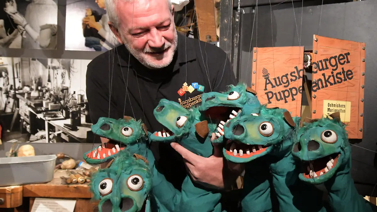 ARCHIV - 02.10.2018, Bayern, Augsburg: Der Leiter der Augsburger Puppenkiste, Klaus Marschall, bereitet im Puppenmuseum «Die Kiste» ein mehrköpfiges Marionettenungeheuer vor. Am 21. Januar jährt sich zum 70. Mal der erste Fernsehauftritt des bekannten Puppentheaters. Am 26. Februar steht dann das nächste Puppenkisten-Jubiläum an, wenn die Puppenkiste 75 Jahre alt wird. (zu dpa «TV-Urgestein Puppenkiste fühlt sich im Fernsehen nicht mehr wohl») Foto: Stefan Puchner/dpa +++ dpa-Bildfunk +++