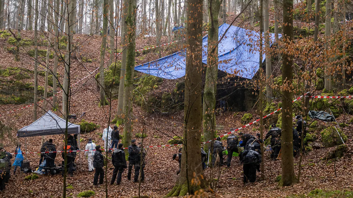 ARCHIV - 30.03.2022, Bayern, Größdorf: Polizisten suchen ein Gebiet im Wald ab, an dem zuvor menschliche Knochen in einer Felsspalte gefunden worden sind. Die Ermittlungen ergaben einen Zusammenhang mit dem Fall der seit 1995 vermissten und wohl ermordeten Münchnerin Sonja Engelbrecht. (zu dpa «Ermittler: Mörder von Sonja Engelbrecht war fit und kannte sich aus») Foto: Peter Kneffel/dpa +++ dpa-Bildfunk +++