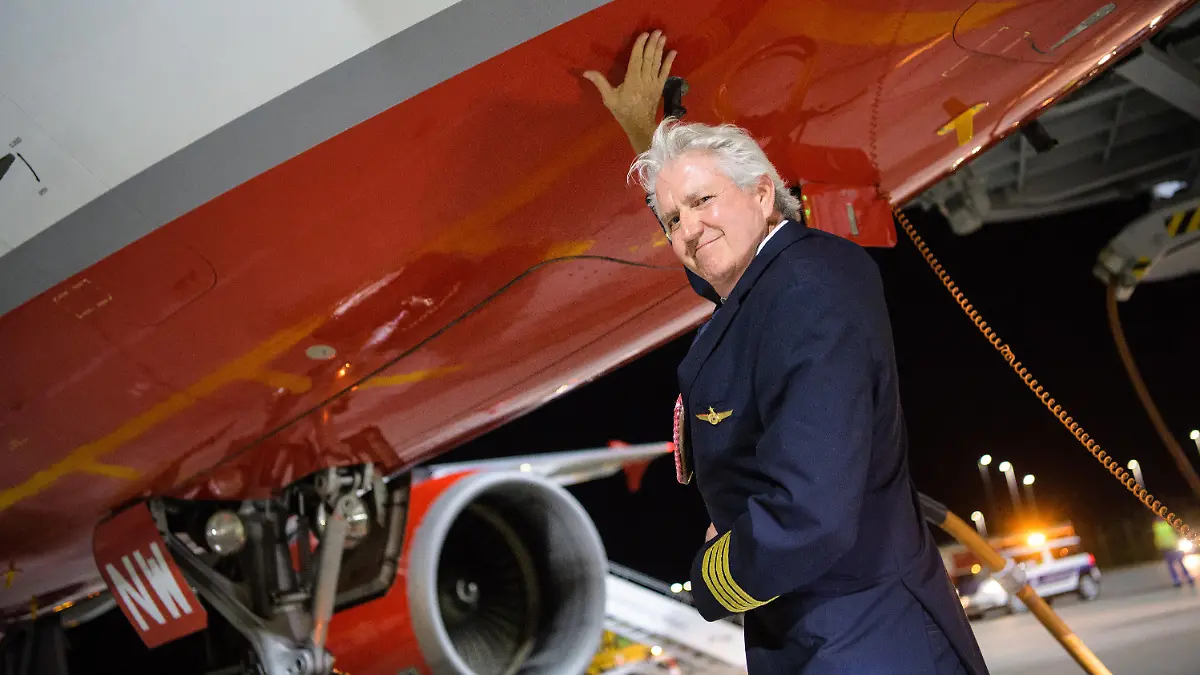 Flugkapitän David McCaleb steht am 27.10.2017 auf dem Vorfeld vom Flughafen in München (Bayern) vor dem Flugzeug von Air Berlin, mit dem der letzte Flug der Airline durchgeführt werden soll. Die insolvente Fluggesellschaft Air Berlin stellt nach dem letzten Flug von München nach Berlin-Tegel ihren Flugbetrieb ein. Foto: Matthias Balk/dpa +++(c) dpa - Bildfunk+++