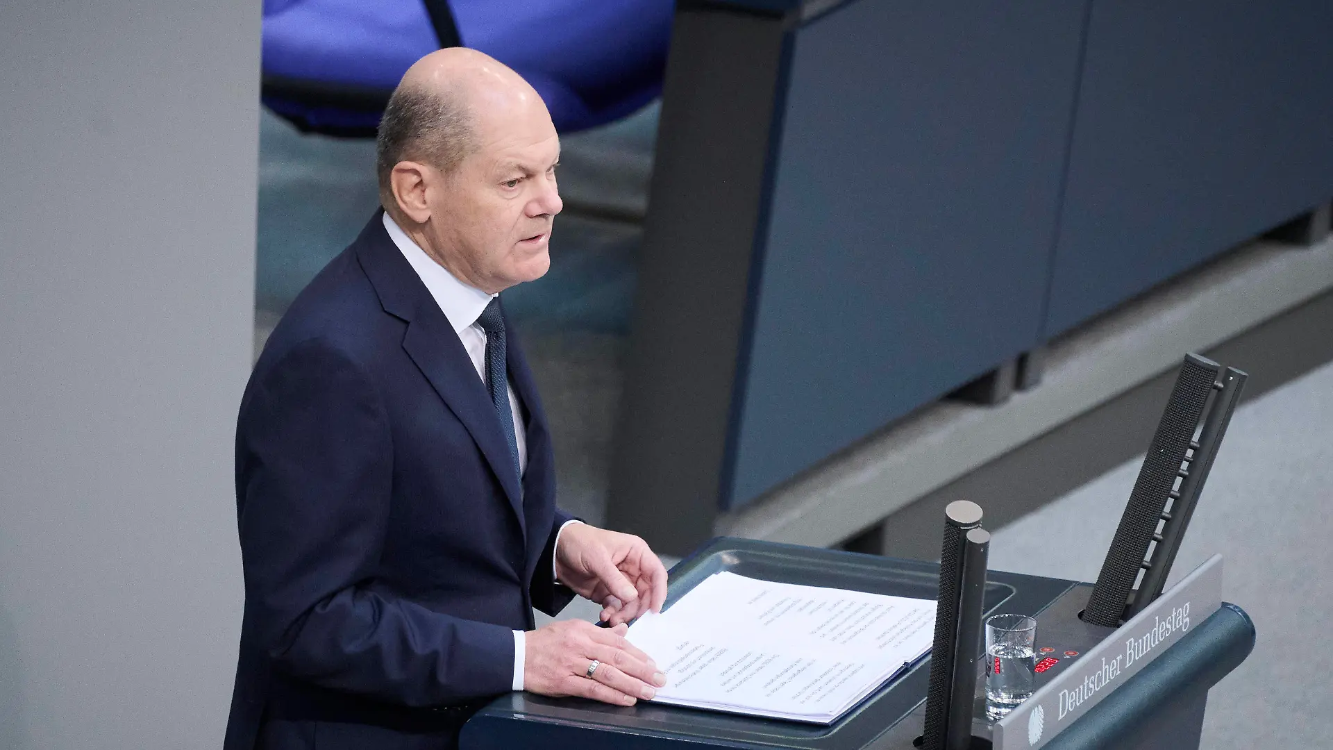 Berlin, Regierungserklärung von Olaf Scholz im Bundestag Bundeskanzler Olaf Scholz SPD gibt eine Regierungserklärung ein Jahr nach seiner sogenannten Zeitenwende -Rede im Rahmen der Sitzung des Deutschen Bundestags am 02.03.2023 in Berlin ab. Berlin Bundestag Berlin Deutschland *** Berlin, government statement by Olaf Scholz in the Bundestag Chancellor Olaf Scholz SPD delivers a government statement one year after his so-called turn of the times speech during the session of the German Bundestag on 02 03 2023 in Berlin Berlin Bundestag Berlin Germany