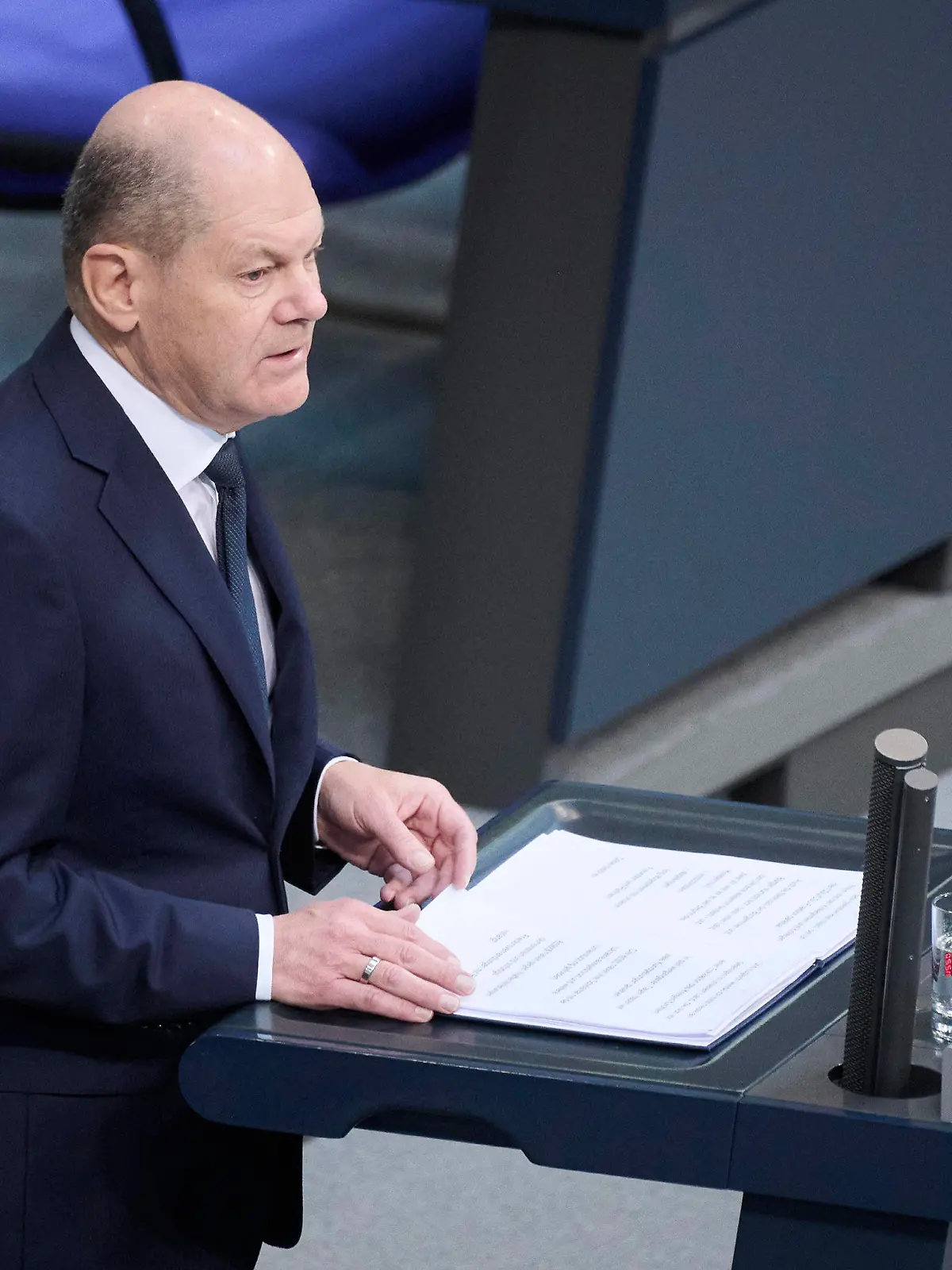 Berlin, Regierungserklärung von Olaf Scholz im Bundestag Bundeskanzler Olaf Scholz SPD gibt eine Regierungserklärung ein Jahr nach seiner sogenannten Zeitenwende -Rede im Rahmen der Sitzung des Deutschen Bundestags am 02.03.2023 in Berlin ab. Berlin Bundestag Berlin Deutschland *** Berlin, government statement by Olaf Scholz in the Bundestag Chancellor Olaf Scholz SPD delivers a government statement one year after his so-called turn of the times speech during the session of the German Bundestag on 02 03 2023 in Berlin Berlin Bundestag Berlin Germany