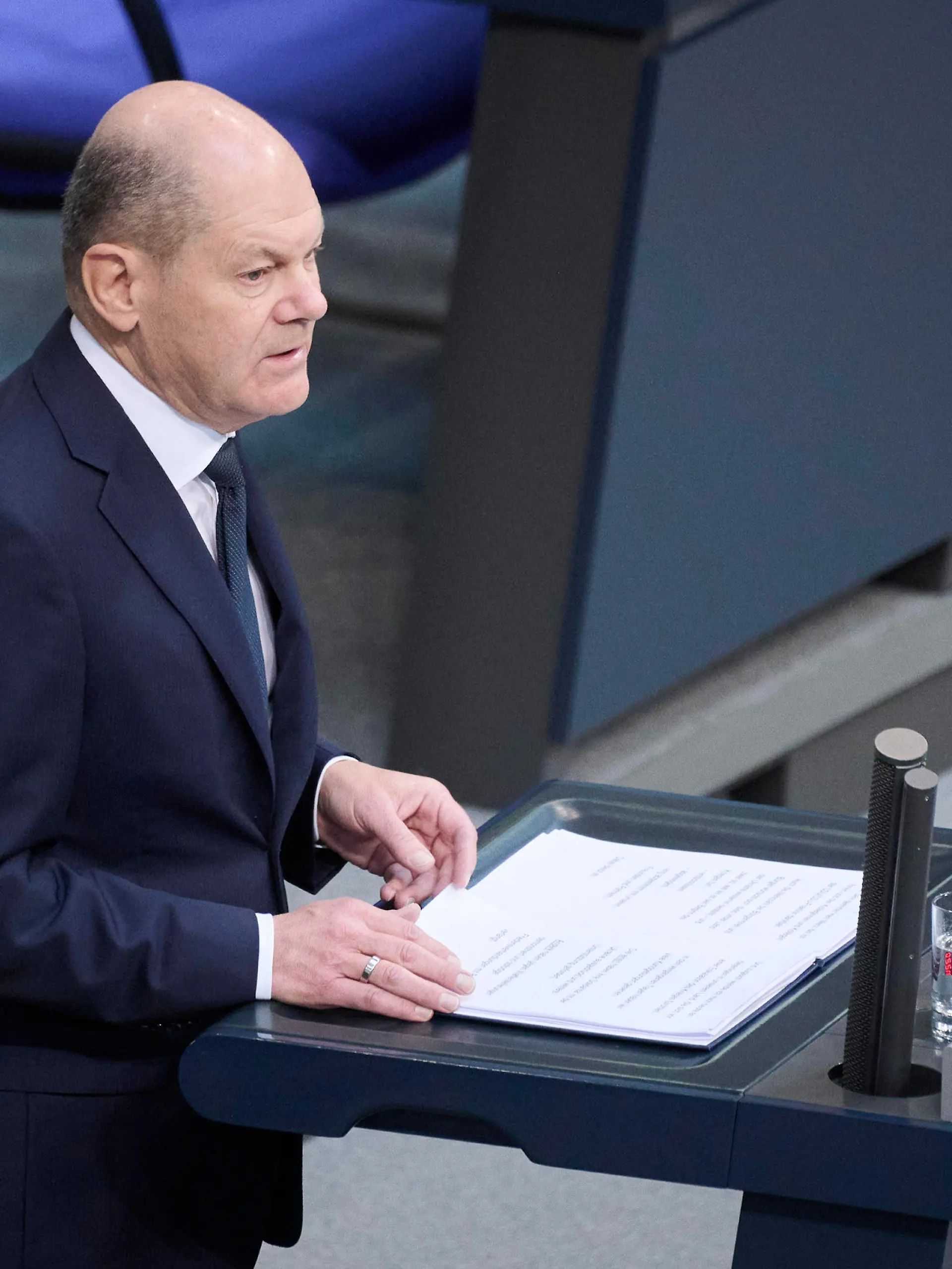 Berlin, Regierungserklärung von Olaf Scholz im Bundestag Bundeskanzler Olaf Scholz SPD gibt eine Regierungserklärung ein Jahr nach seiner sogenannten Zeitenwende -Rede im Rahmen der Sitzung des Deutschen Bundestags am 02.03.2023 in Berlin ab. Berlin Bundestag Berlin Deutschland *** Berlin, government statement by Olaf Scholz in the Bundestag Chancellor Olaf Scholz SPD delivers a government statement one year after his so-called turn of the times speech during the session of the German Bundestag on 02 03 2023 in Berlin Berlin Bundestag Berlin Germany