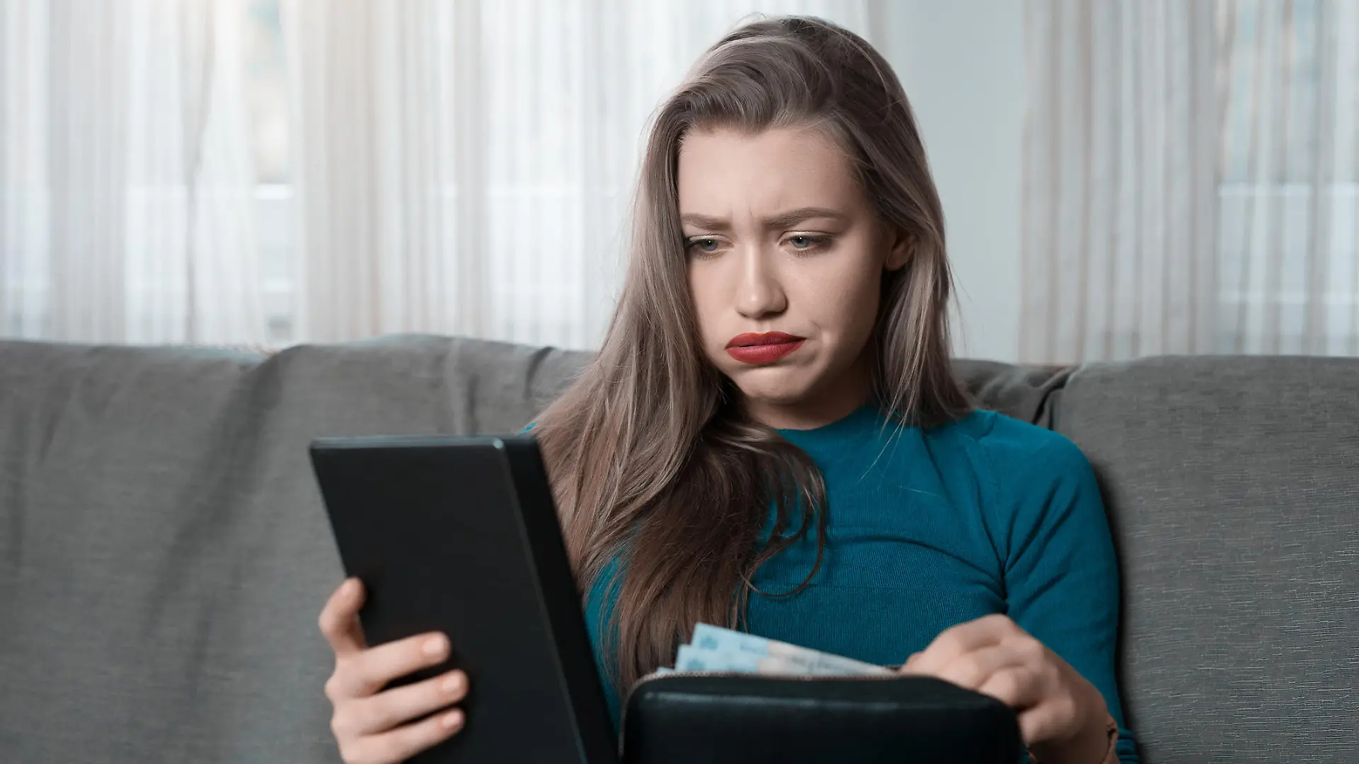Frau frustriert beim Online-Shopping