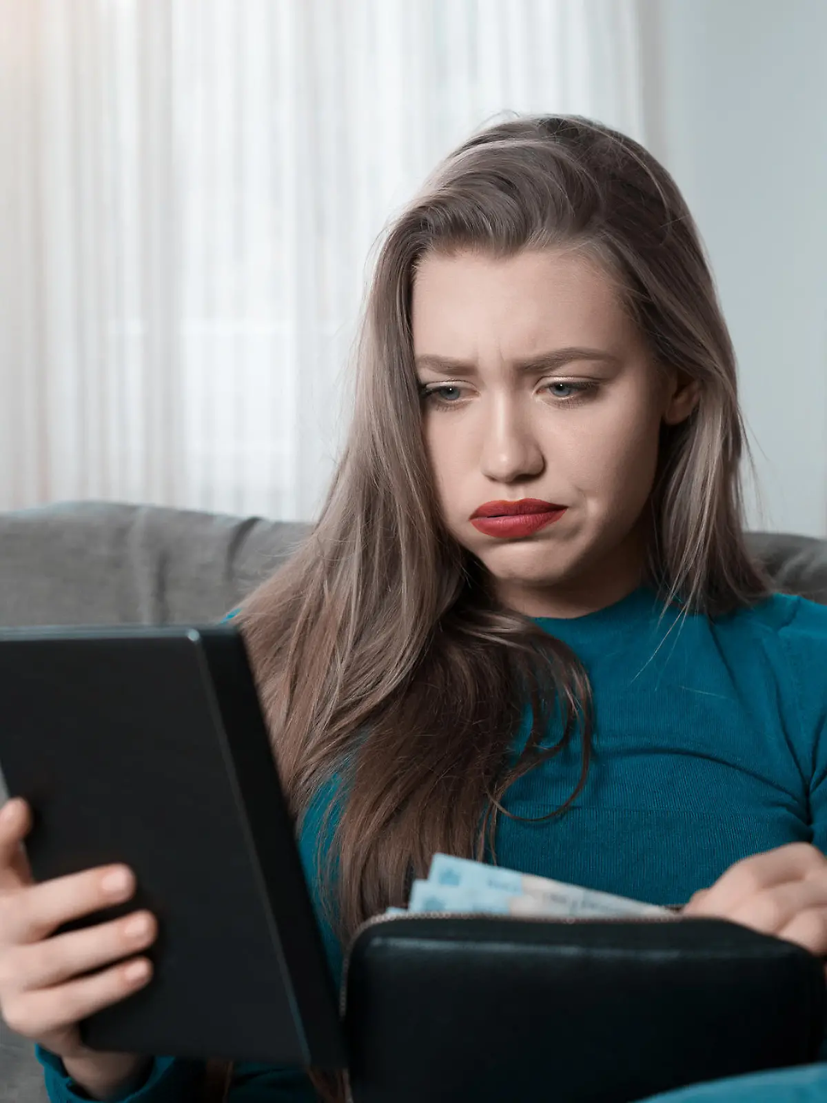 Frau frustriert beim Online-Shopping