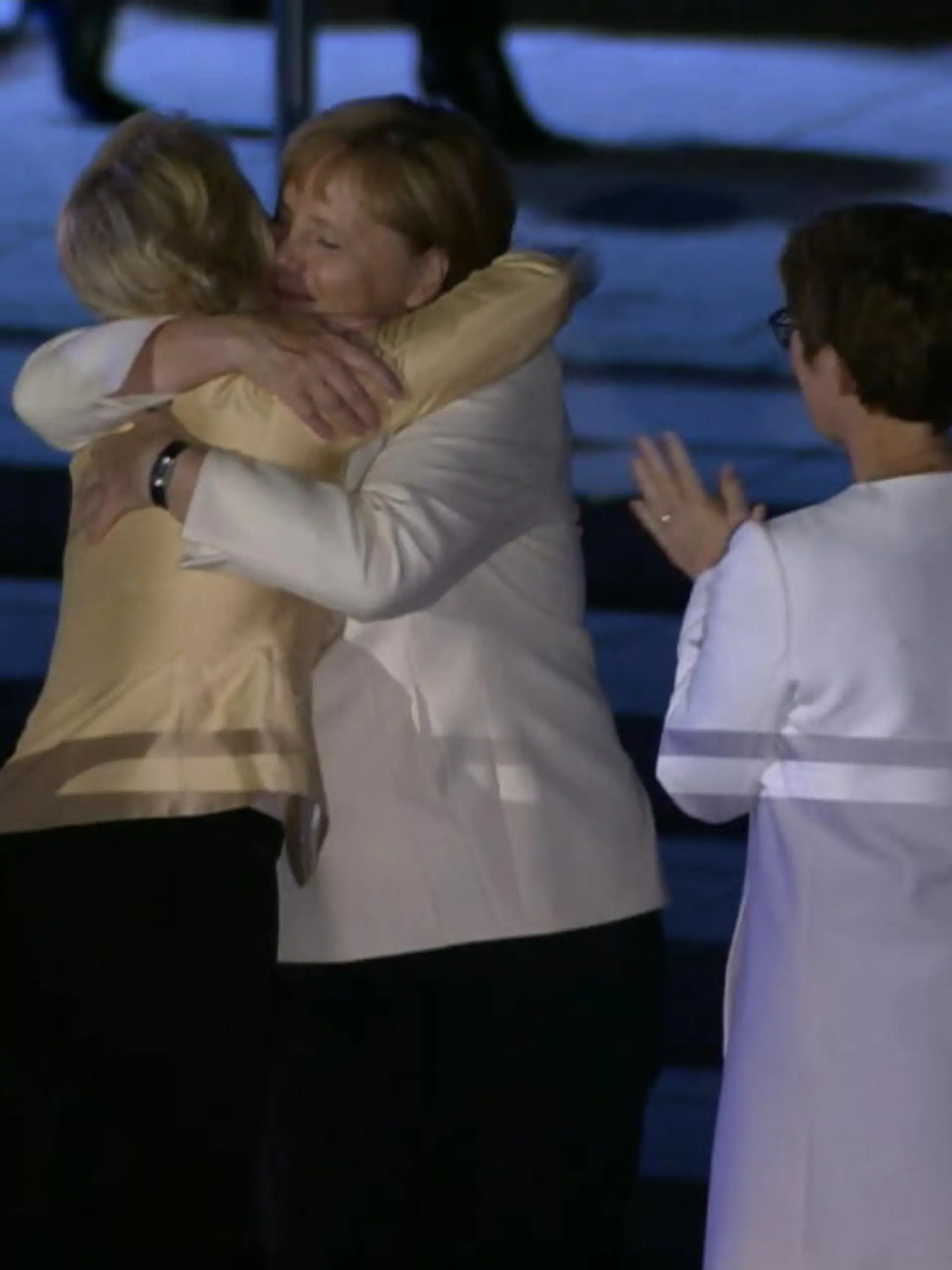 Bild zu: "Merkel scherzt über von der Leyen & EU"