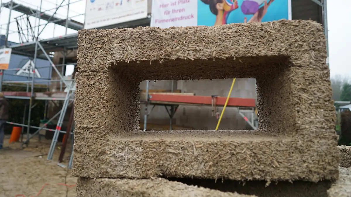 Ein Haus mit Baustoffen, die zum Teil aus Hanf gefertigt sind, entsteht zur Zeit in Hamburg. Der verbaute Hanf ist aber nicht zum rauchen und sich daran berauschen geeignet, da er keine berauschenden Wirkstoffe enthält.
Passend dazu wird das Hanfhaus im Hanfstieg gebaut
Gebaut wird zwar schon seit einigen Monaten - aber erst jetzt sieht man, dass es auch Formen annimmt und tatsächlich ein Haus entsteht. / 230223