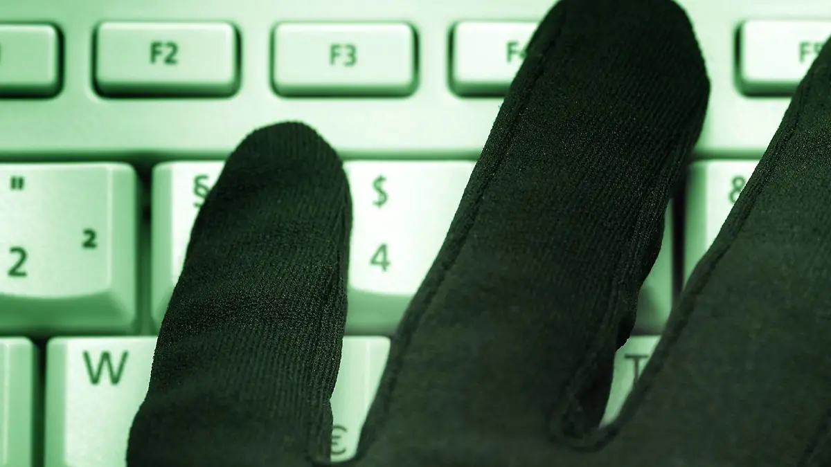 Schwarze Hand mit Totenkopf auf Computertastatur, Cyberkriminalität
Black Hand with Skull on Computer keyboard Cyber crime