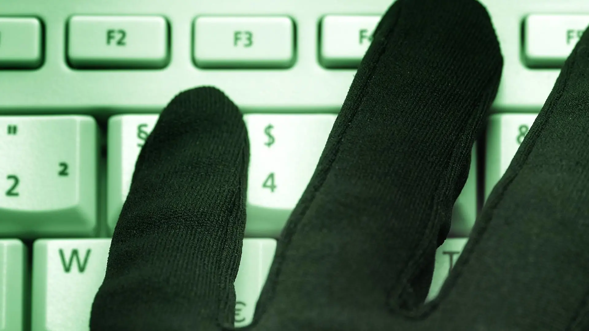 Schwarze Hand mit Totenkopf auf Computertastatur, Cyberkriminalität
Black Hand with Skull on Computer keyboard Cyber crime