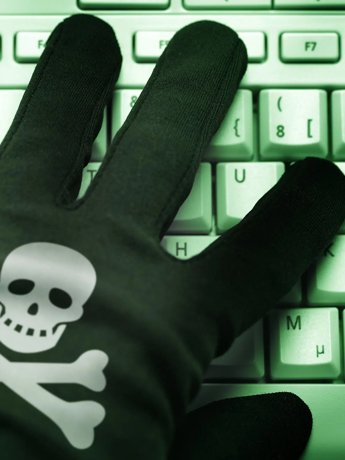 Schwarze Hand mit Totenkopf auf Computertastatur, Cyberkriminalität

Black Hand with Skull on Computer keyboard Cyber crime