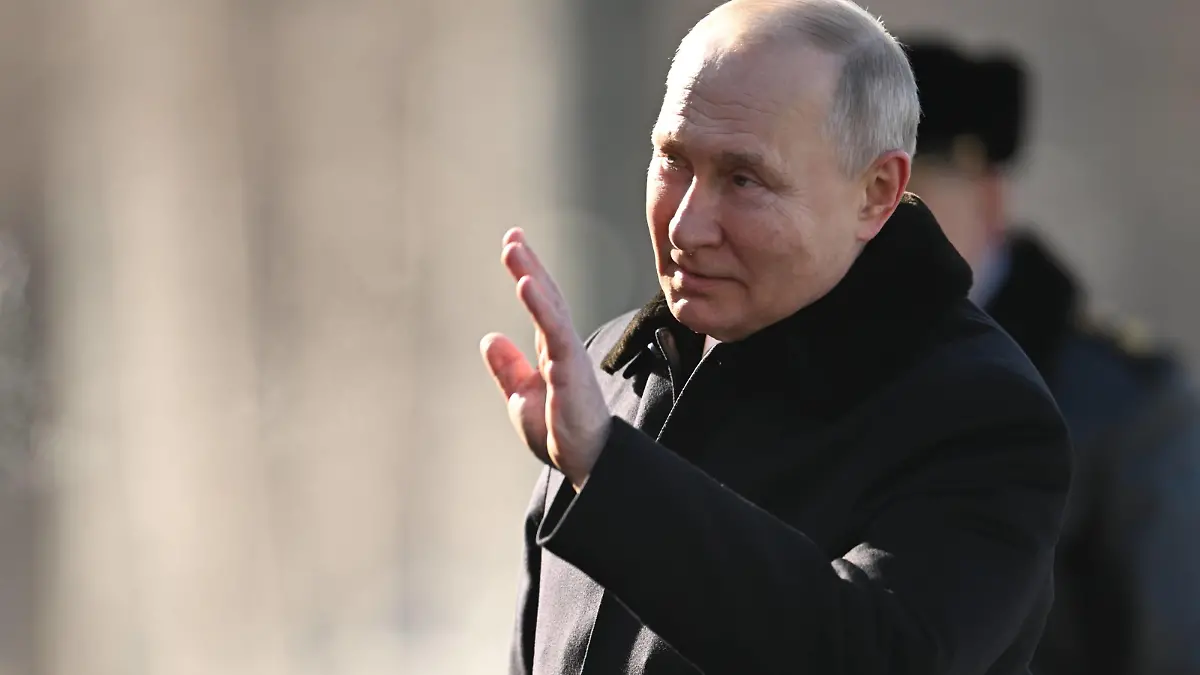 Russia Putin Fatherland Defender Day 8376427 23.02.2023 Russian President Vladimir Putin attends a wreath-laying ceremony at the Eternal Flame and the Unknown Soldier s Grave in the Alexander Garden during an event marking Defender of the Fatherland Day in Moscow, Russia. Pavel Bednyakov / Sputnik Moscow Russia PUBLICATIONxINxGERxSUIxAUTxONLY Copyright: xPavelxBednyakovx