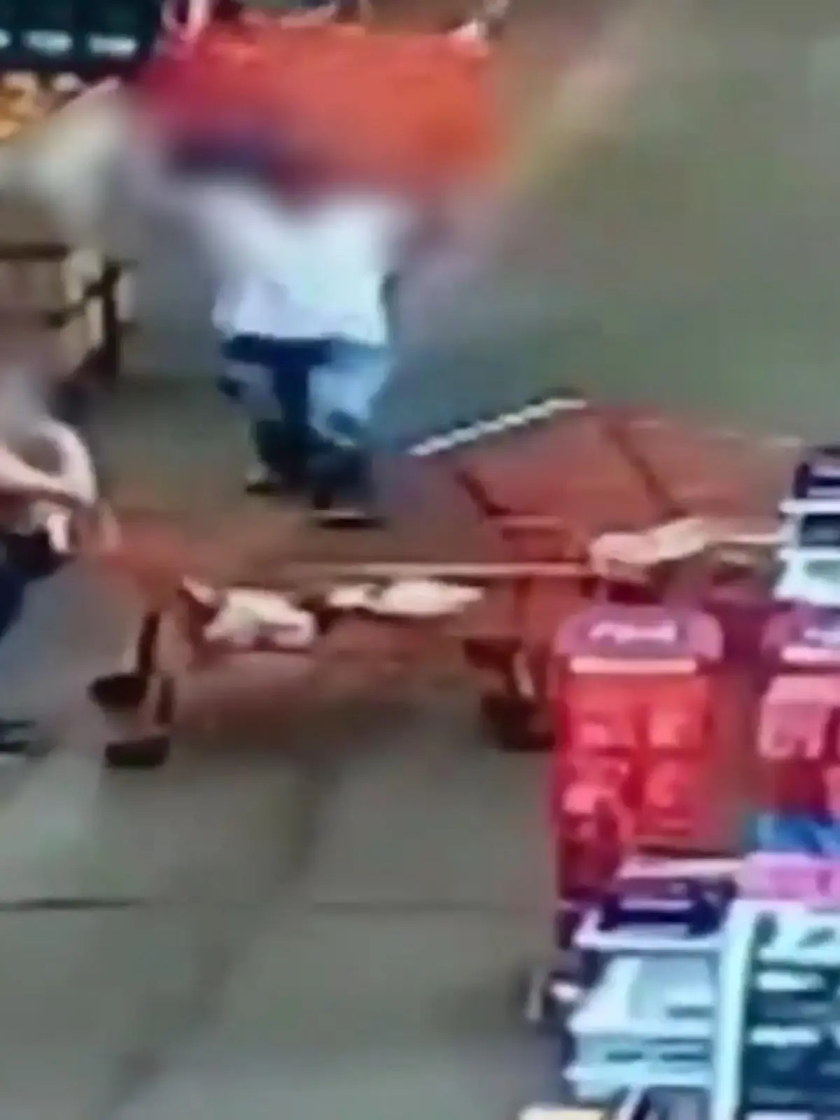 Diese Tat ist an Skrupellosigkeit kaum zu überbieten – und das am helllichten Tag, mitten in einem Supermarkt! Ein Video einer Überwachungskamera zeigt, wie ein Mann und eine Frau in der Warteschlange einer Kasse diskutieren. Plötzlich geht der Mann zu einem Einkaufswagen, hebt ihn hoch und donnert ihn der Frau mit voller Kraft an den Kopf.